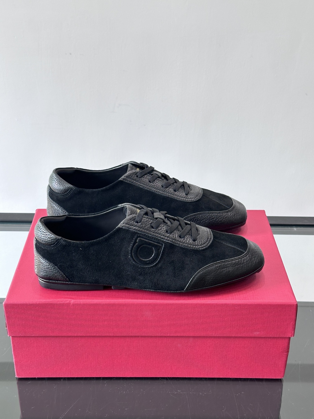 Ferragamo/菲拉格慕 新款男士休闲鞋，这款低帮休闲鞋鞋面选用进口牛皮面料。其灵感源自九十年代篮球