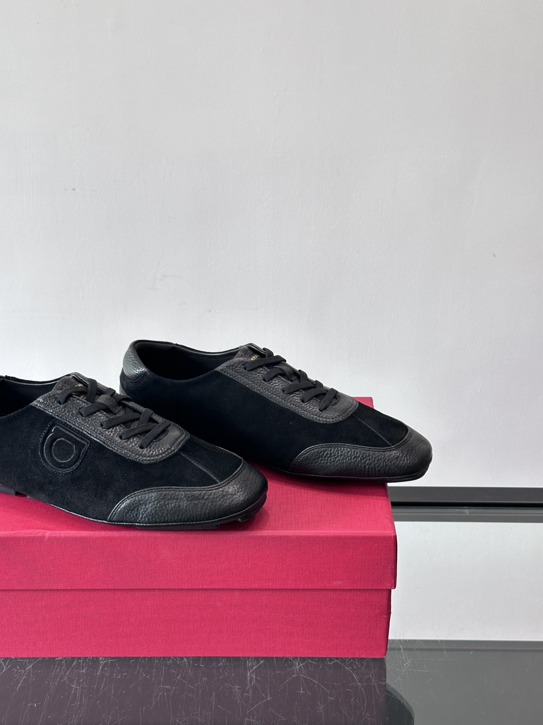 Ferragamo/菲拉格慕 新款男士休闲鞋，这款低帮休闲鞋鞋面选用进口牛皮面料。其灵感源自九十年代篮球