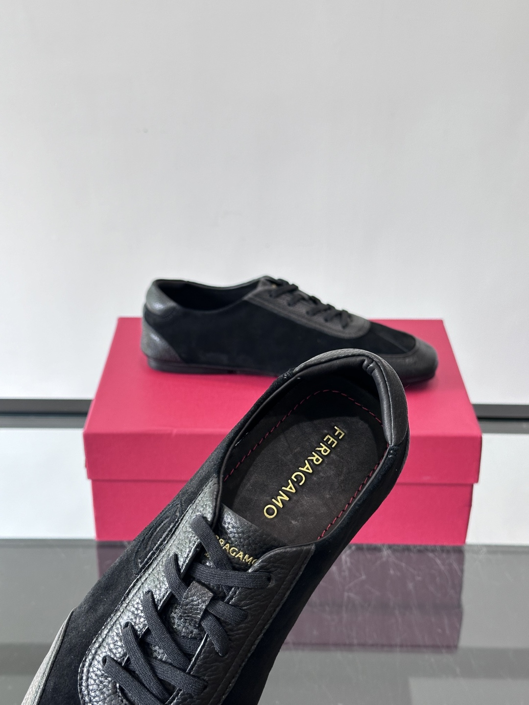 Ferragamo/菲拉格慕 新款男士休闲鞋，这款低帮休闲鞋鞋面选用进口牛皮面料。其灵感源自九十年代篮球