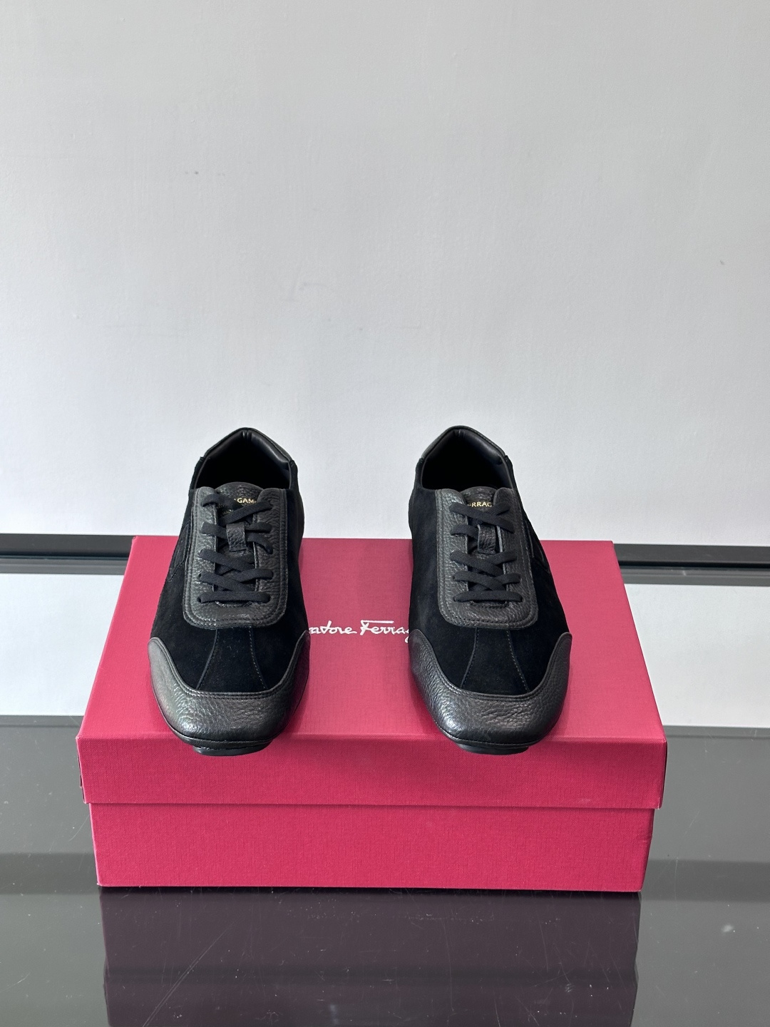 Ferragamo/菲拉格慕 新款男士休闲鞋，这款低帮休闲鞋鞋面选用进口牛皮面料。其灵感源自九十年代篮球