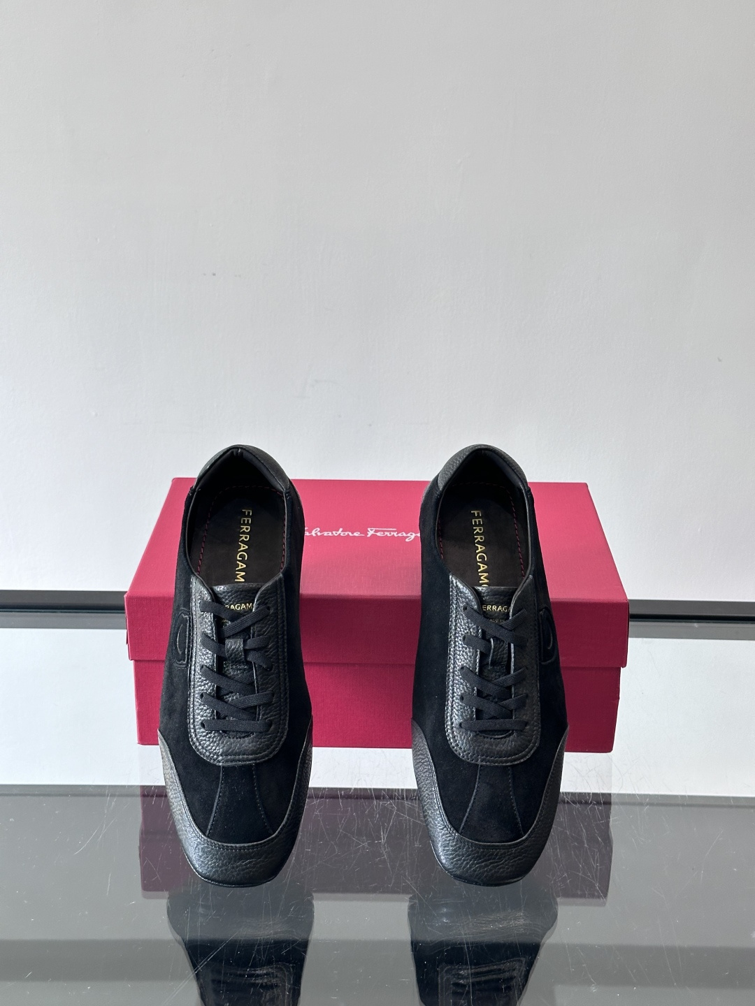 Ferragamo/菲拉格慕 新款男士休闲鞋，这款低帮休闲鞋鞋面选用进口牛皮面料。其灵感源自九十年代篮球