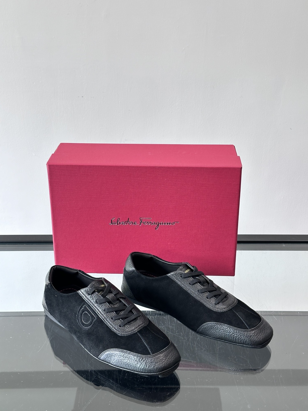 Ferragamo/菲拉格慕 新款男士休闲鞋，这款低帮休闲鞋鞋面选用进口牛皮面料。其灵感源自九十年代篮球