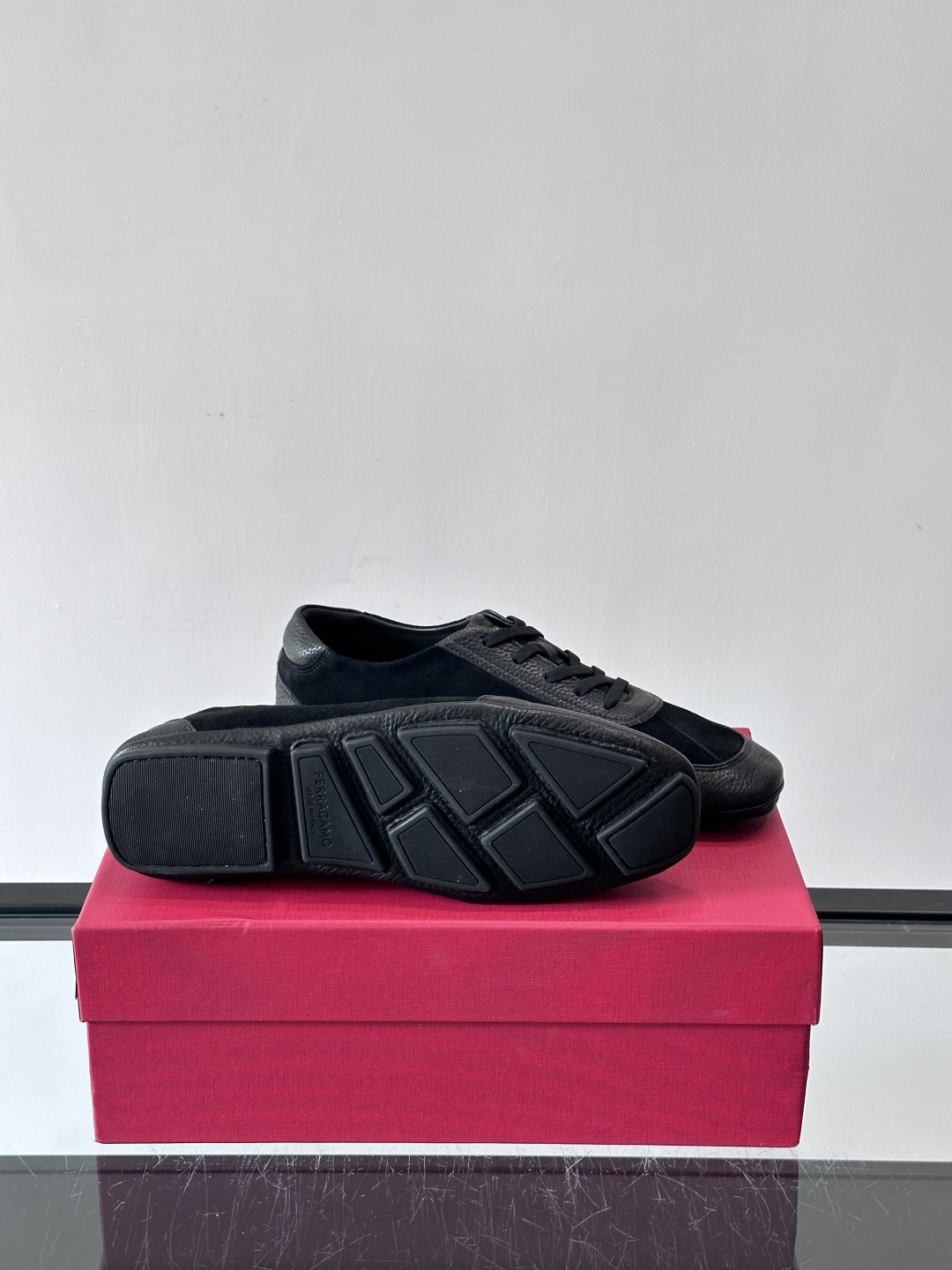 Ferragamo/菲拉格慕 新款男士休闲鞋，这款低帮休闲鞋鞋面选用进口牛皮面料。其灵感源自九十年代篮球