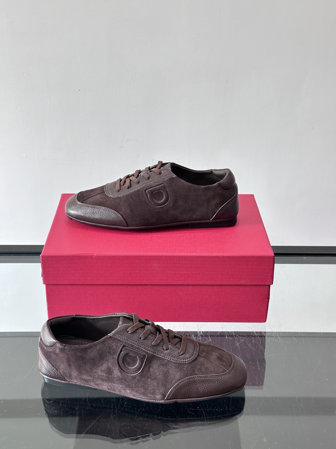 Ferragamo/菲拉格慕 新款男士休闲鞋，这款低帮休闲鞋鞋面选用进口牛皮面料。其灵感源自九十年代篮球