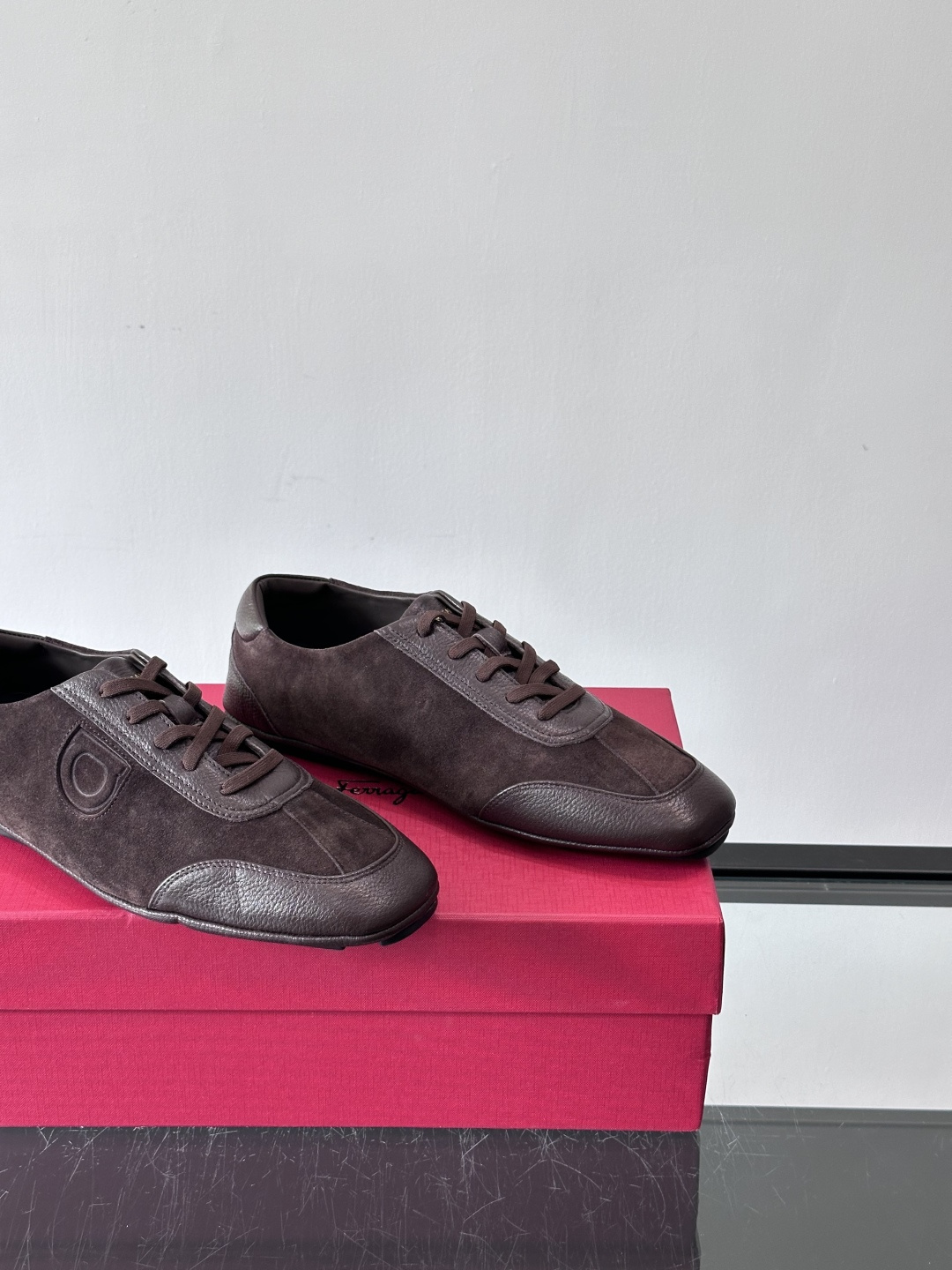 Ferragamo/菲拉格慕 新款男士休闲鞋，这款低帮休闲鞋鞋面选用进口牛皮面料。其灵感源自九十年代篮球