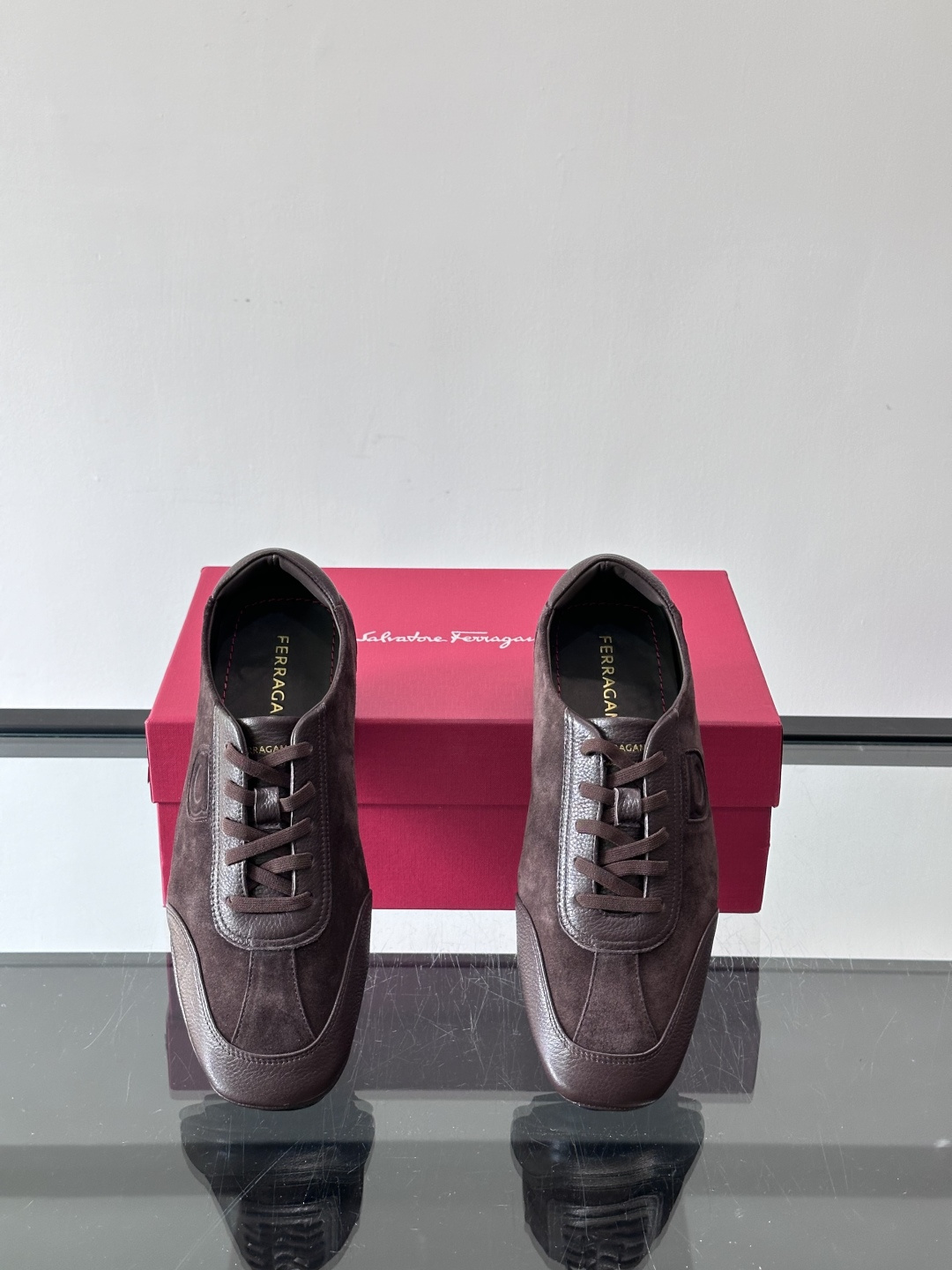 Ferragamo/菲拉格慕 新款男士休闲鞋，这款低帮休闲鞋鞋面选用进口牛皮面料。其灵感源自九十年代篮球