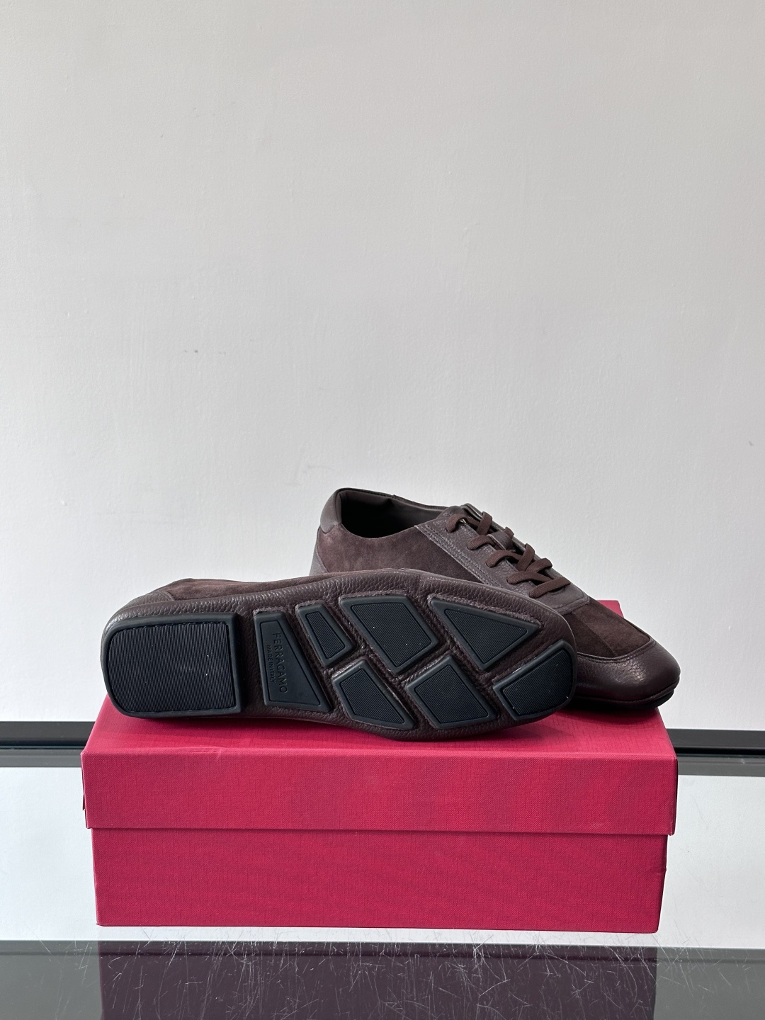 Ferragamo/菲拉格慕 新款男士休闲鞋，这款低帮休闲鞋鞋面选用进口牛皮面料。其灵感源自九十年代篮球