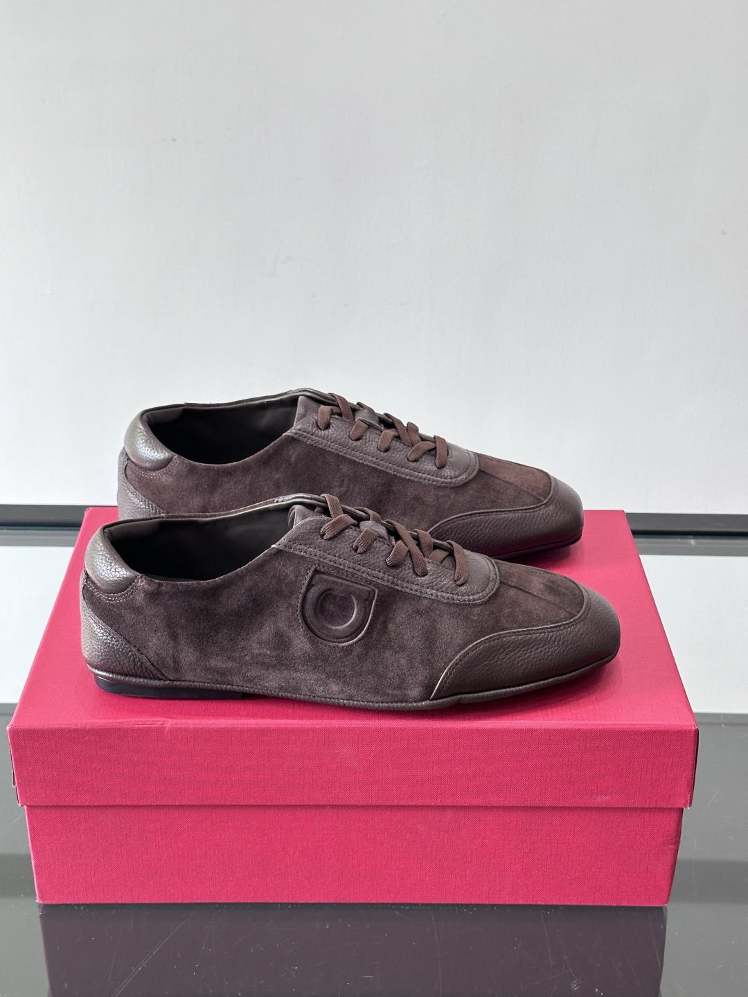 Ferragamo/菲拉格慕 新款男士休闲鞋，这款低帮休闲鞋鞋面选用进口牛皮面料。其灵感源自九十年代篮球