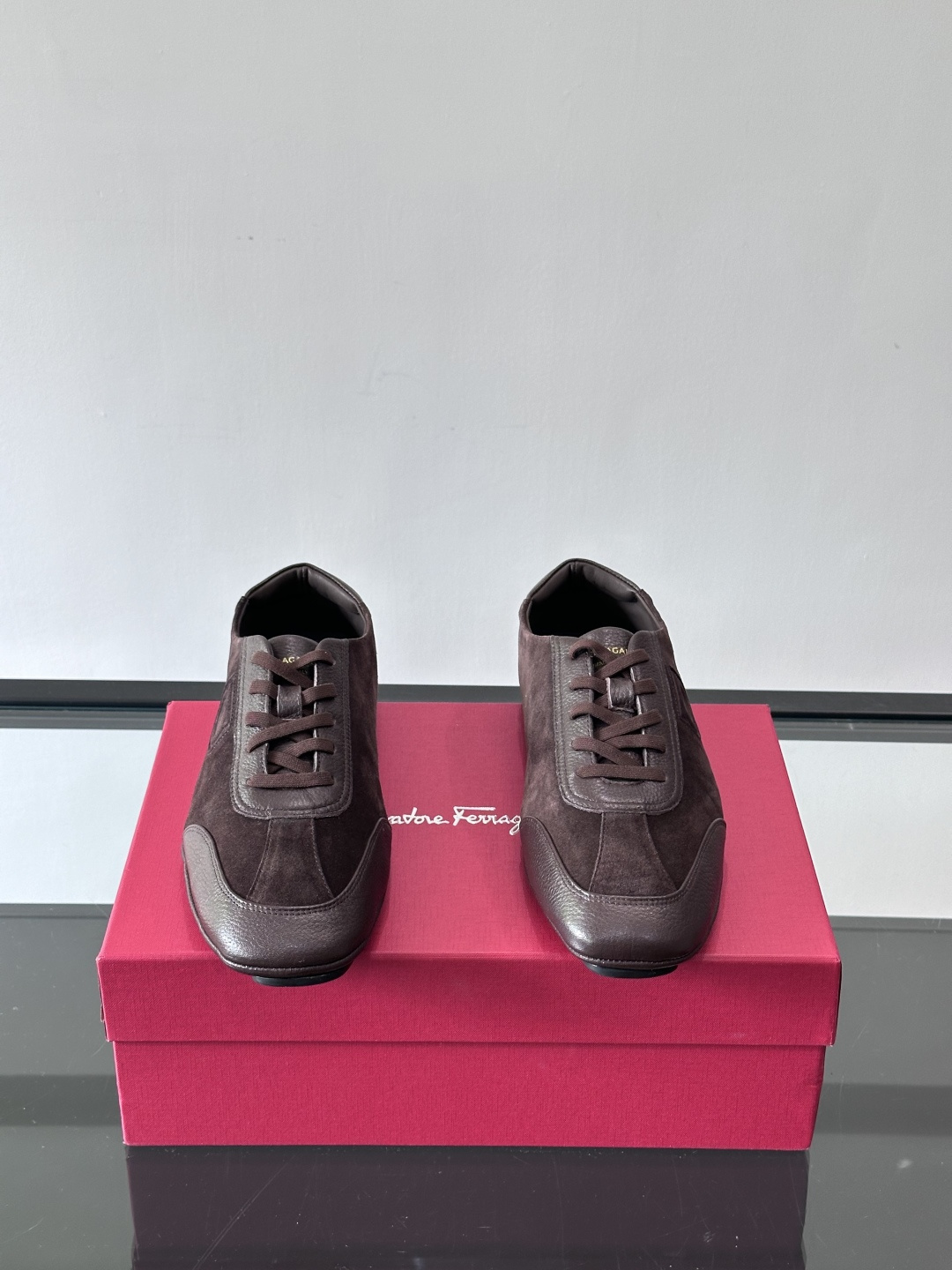 Ferragamo/菲拉格慕 新款男士休闲鞋，这款低帮休闲鞋鞋面选用进口牛皮面料。其灵感源自九十年代篮球