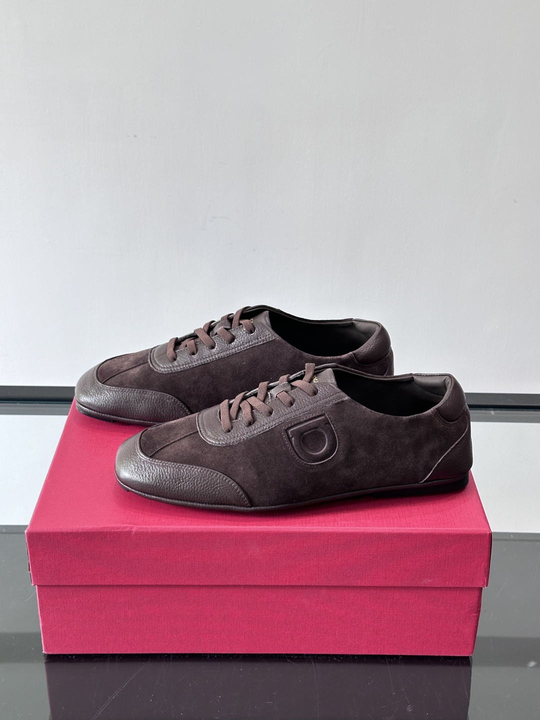 Ferragamo/菲拉格慕 新款男士休闲鞋，这款低帮休闲鞋鞋面选用进口牛皮面料。其灵感源自九十年代篮球