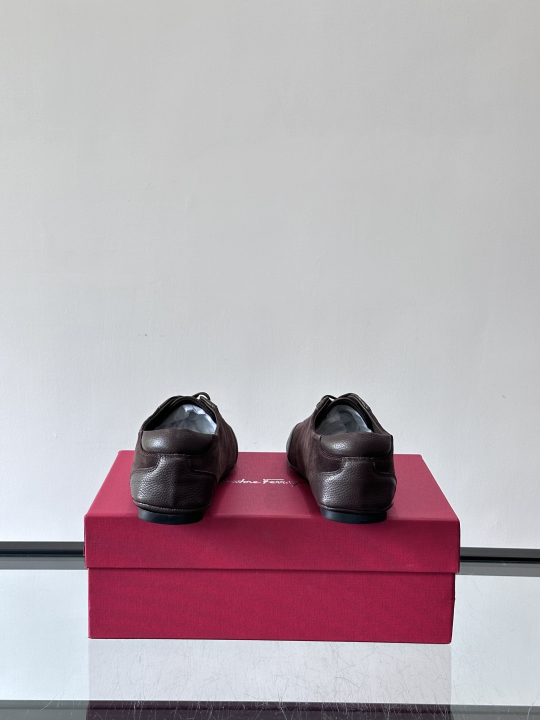 Ferragamo/菲拉格慕 新款男士休闲鞋，这款低帮休闲鞋鞋面选用进口牛皮面料。其灵感源自九十年代篮球