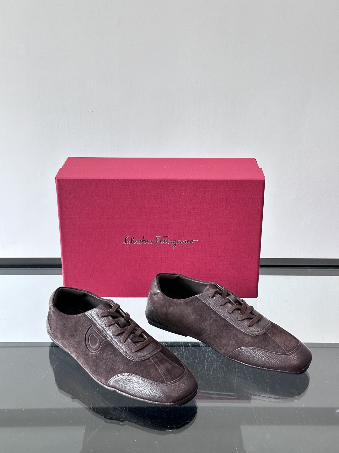 Ferragamo/菲拉格慕 新款男士休闲鞋，这款低帮休闲鞋鞋面选用进口牛皮面料。其灵感源自九十年代篮球