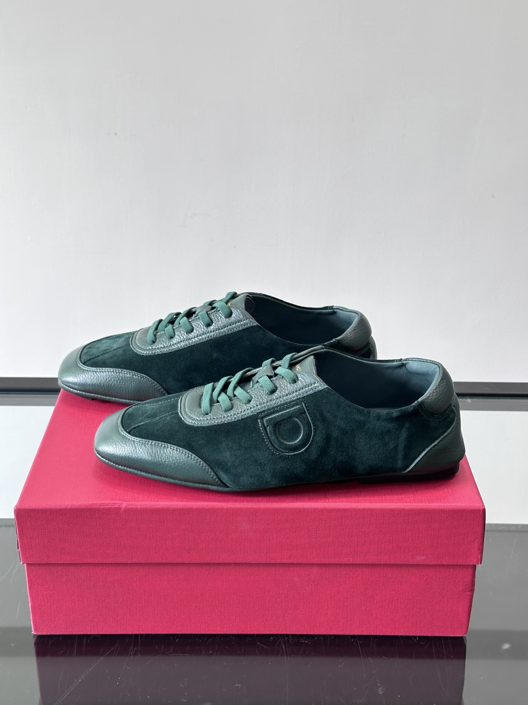 Ferragamo/菲拉格慕 新款男士休闲鞋，这款低帮休闲鞋鞋面选用进口牛皮面料。其灵感源自九十年代篮球