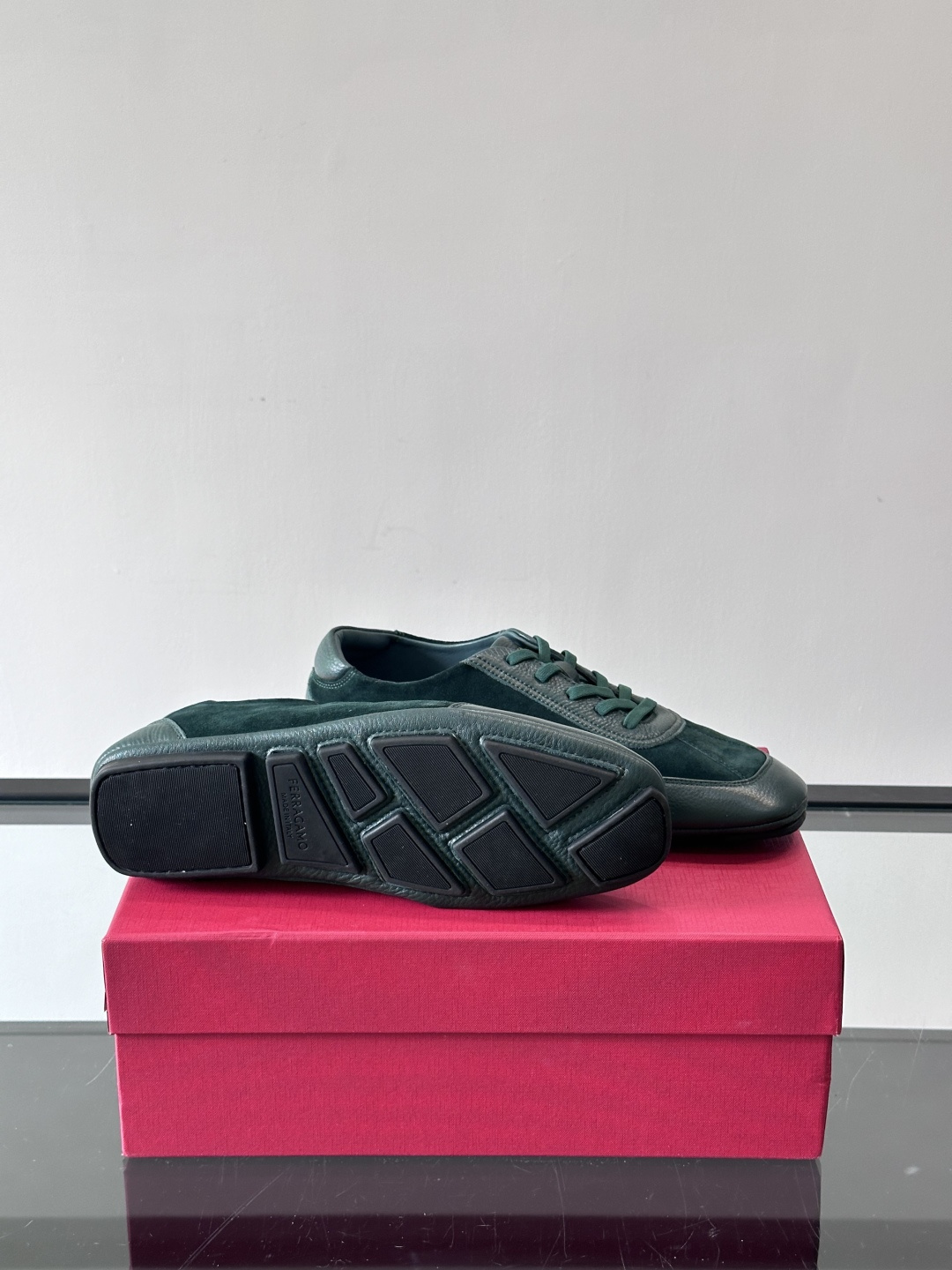 Ferragamo/菲拉格慕 新款男士休闲鞋，这款低帮休闲鞋鞋面选用进口牛皮面料。其灵感源自九十年代篮球