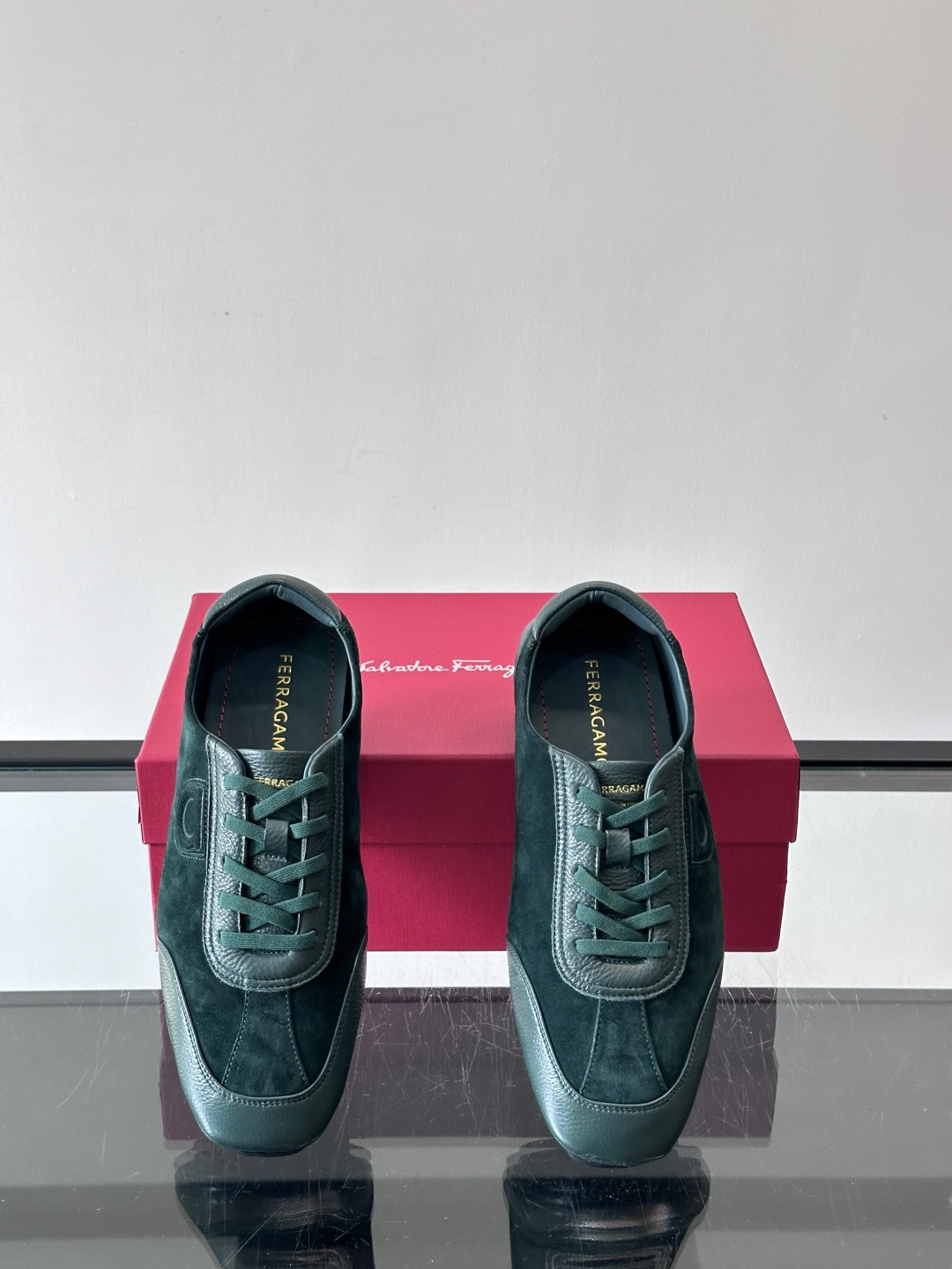 Ferragamo/菲拉格慕 新款男士休闲鞋，这款低帮休闲鞋鞋面选用进口牛皮面料。其灵感源自九十年代篮球