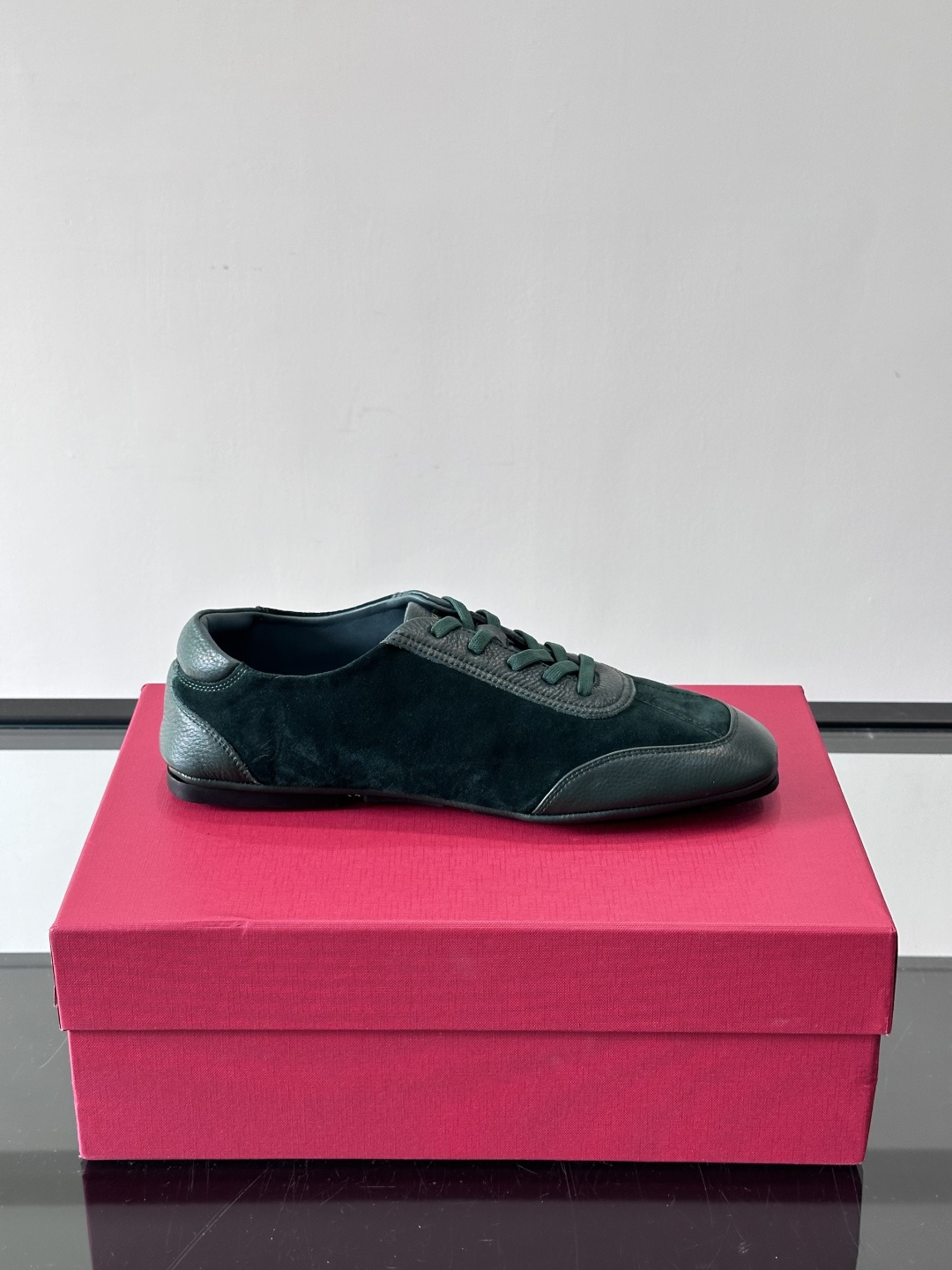 Ferragamo/菲拉格慕 新款男士休闲鞋，这款低帮休闲鞋鞋面选用进口牛皮面料。其灵感源自九十年代篮球