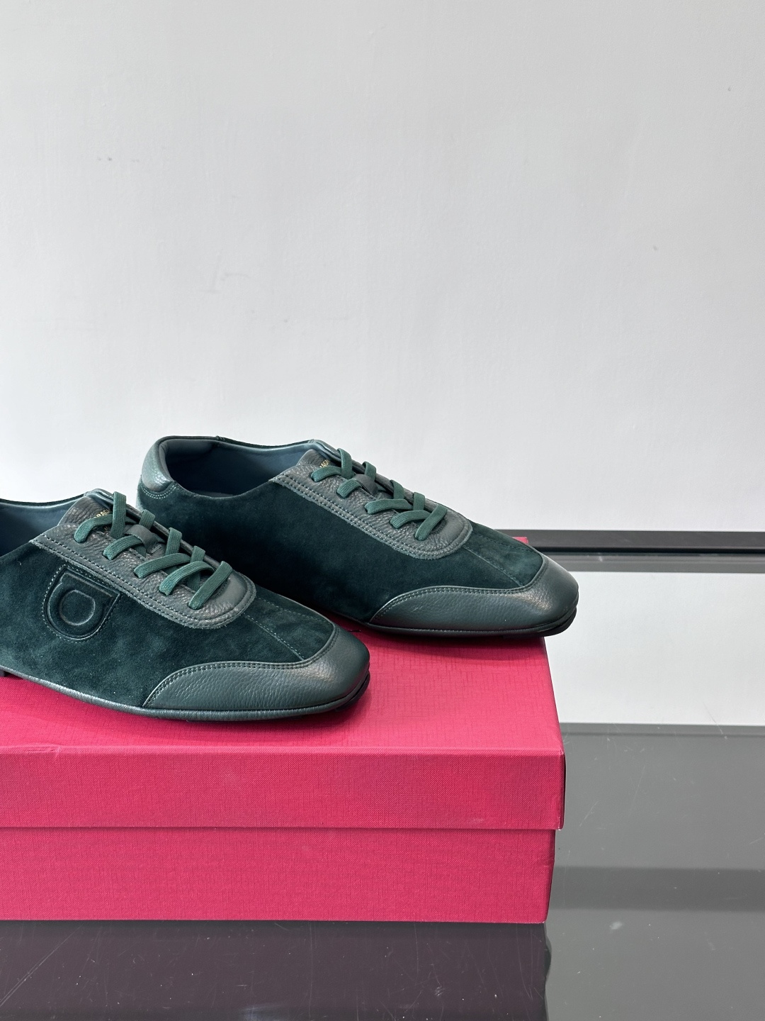 Ferragamo/菲拉格慕 新款男士休闲鞋，这款低帮休闲鞋鞋面选用进口牛皮面料。其灵感源自九十年代篮球