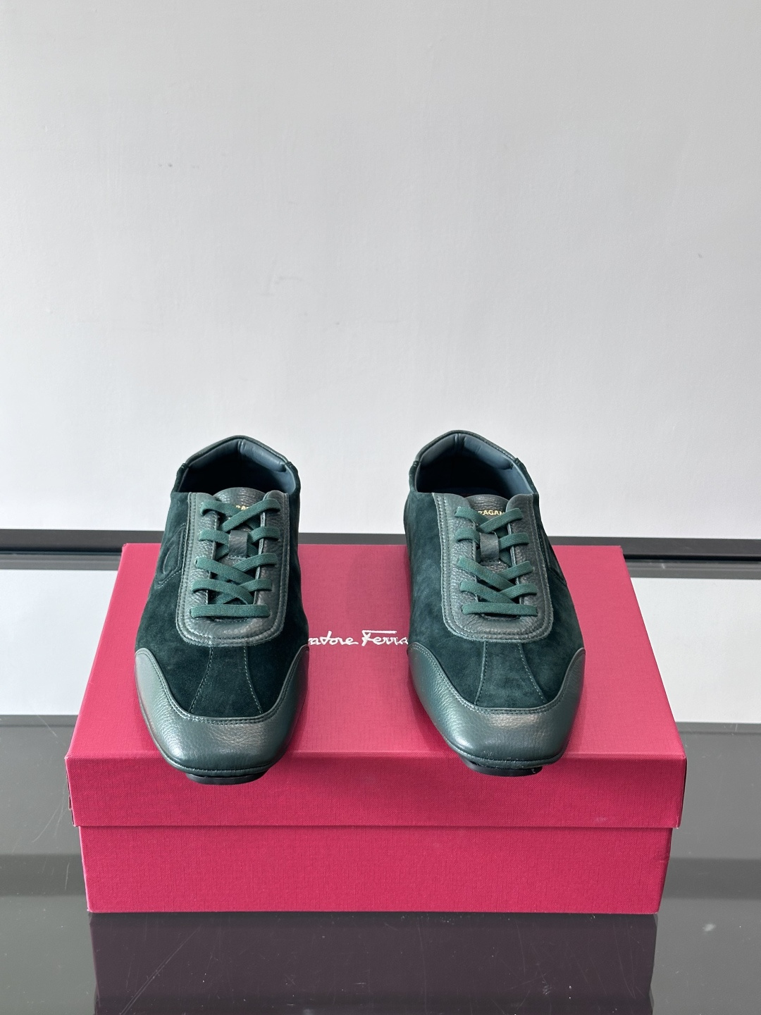 Ferragamo/菲拉格慕 新款男士休闲鞋，这款低帮休闲鞋鞋面选用进口牛皮面料。其灵感源自九十年代篮球