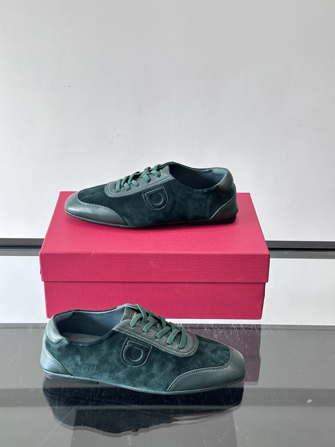 Ferragamo/菲拉格慕 新款男士休闲鞋，这款低帮休闲鞋鞋面选用进口牛皮面料。其灵感源自九十年代篮球