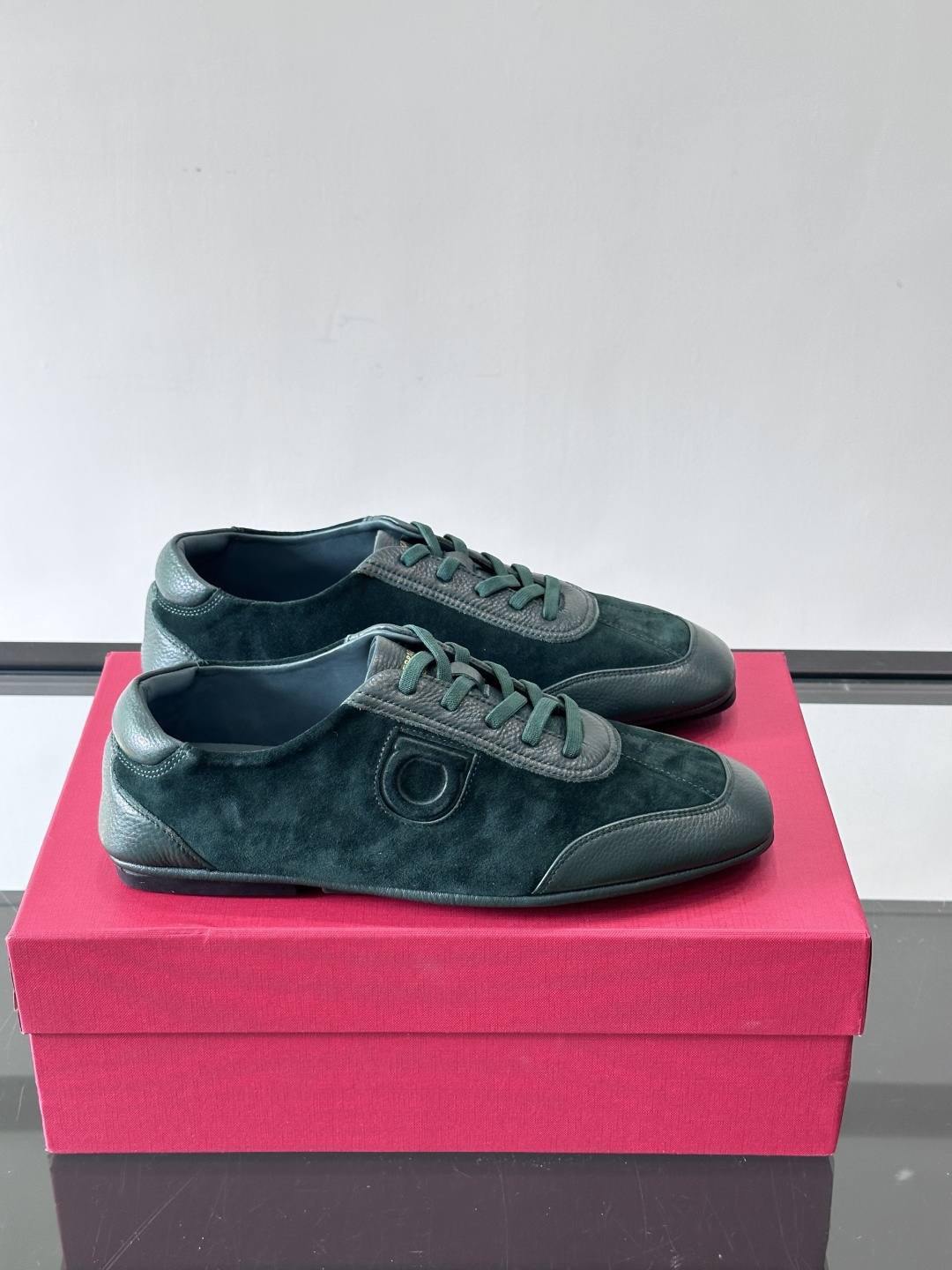 NO:553021,Ferragamo/Ferragamo's new men's casual shoes, this low-top casual shoe is made of imported cowhide fabric for the upper. It is inspired by the basketball shoe style of the 1990s. It is equipped with a light rubber sole, which is comfortable and high-end!  ,Size39-44 (customized at 38.45), Ferragamo casual shoes,ferragamo,ferragamo,cowhide19860909Ferragamo/菲拉格慕 新款男士休闲鞋,这款低帮休闲鞋鞋面选用进口牛皮面料.其灵感源自九十年代篮球鞋风格.配以轻盈橡胶鞋底,上脚舒适显高级！ ,Size39-44（38.45定制）,菲拉格慕 休闲鞋,ferragamo,ferragamo,cowhide,Men's shoes