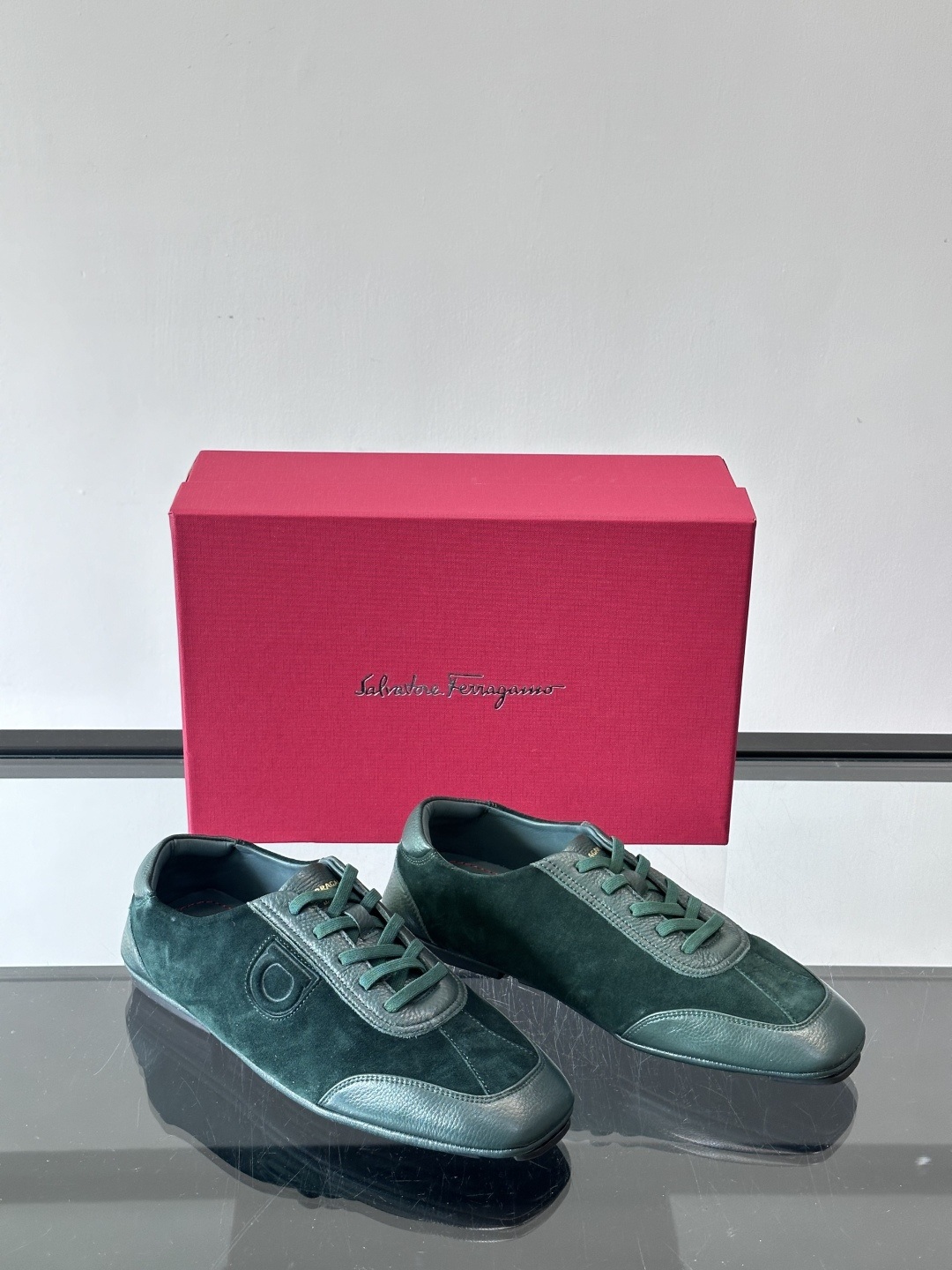 Ferragamo/菲拉格慕 新款男士休闲鞋，这款低帮休闲鞋鞋面选用进口牛皮面料。其灵感源自九十年代篮球