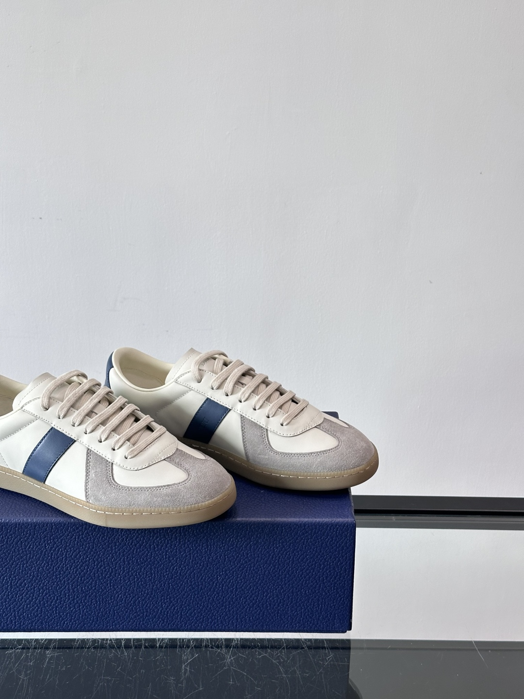 ◾️▫️D～r 🆕新款 B01 运动鞋是D家经典单品，鞋面采用原版牛皮绒面革以及由 Daniel Ars