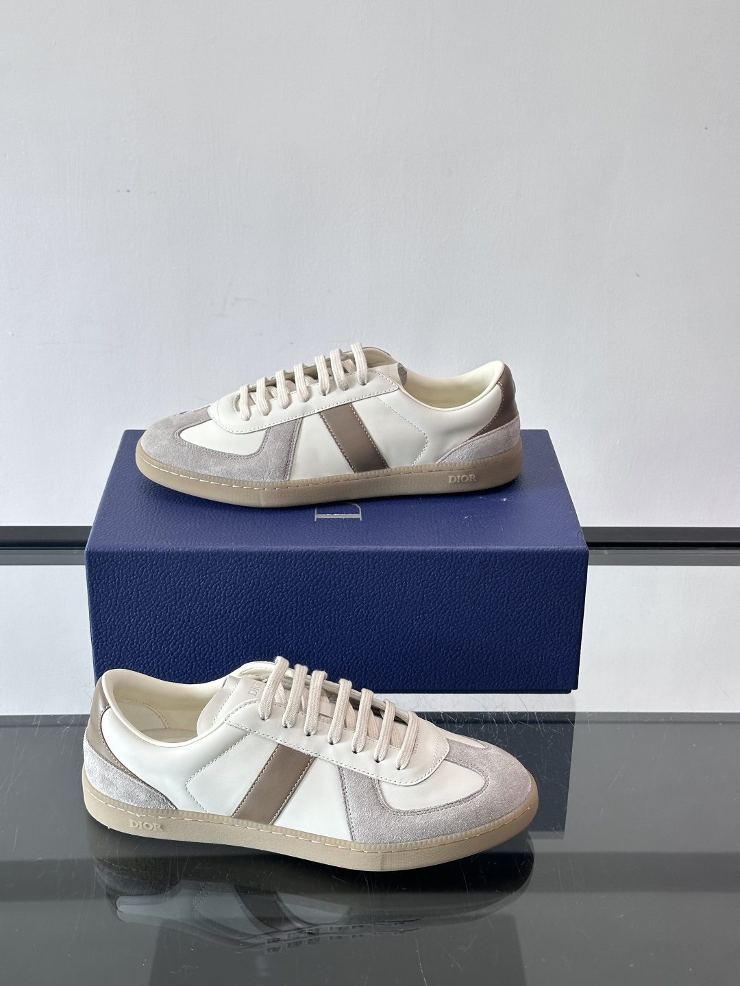 ◾️▫️D～r 🆕新款 B01 运动鞋是D家经典单品，鞋面采用原版牛皮绒面革以及由 Daniel Ars