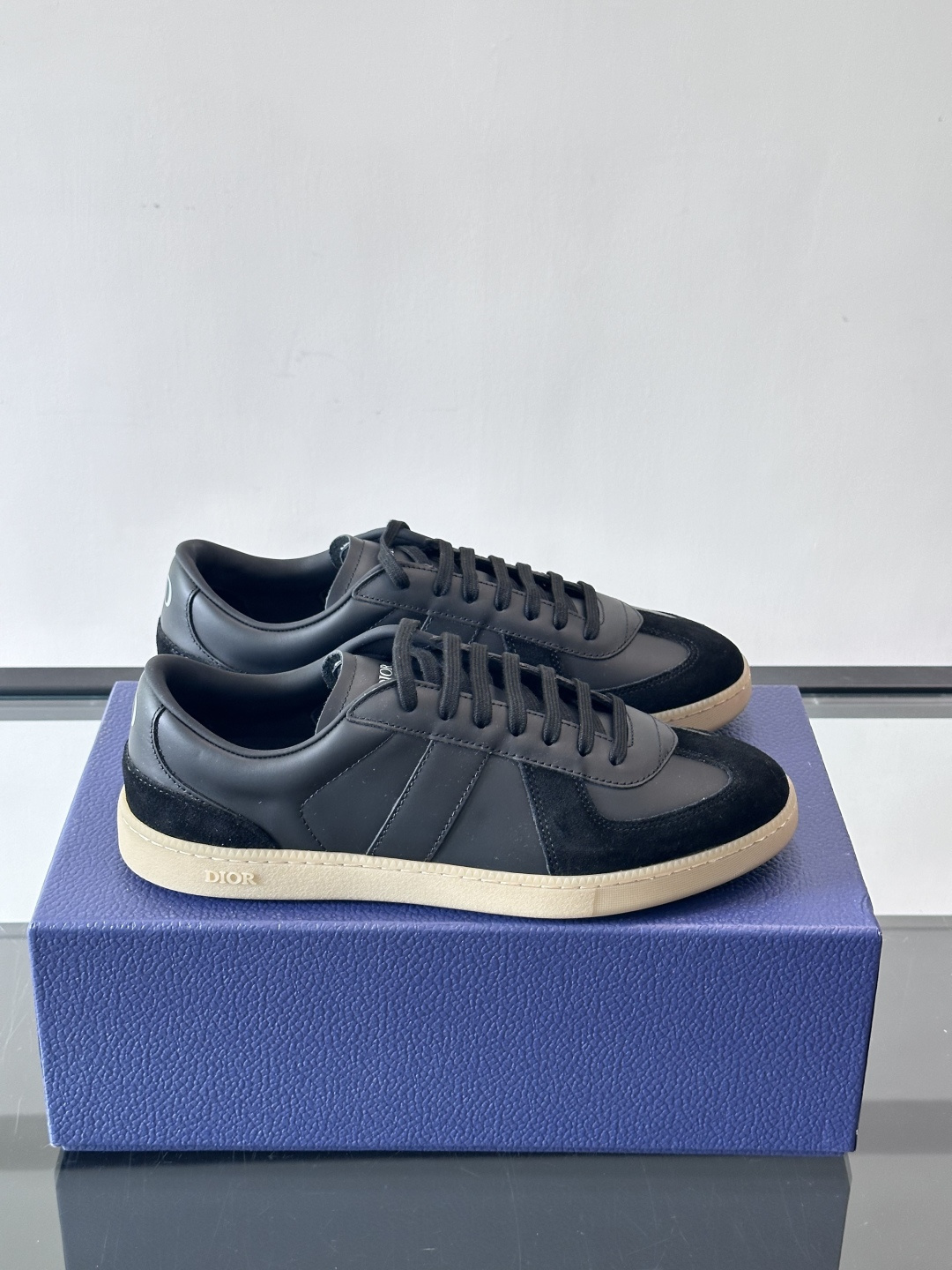 NO:557810,D~r's new B01 sneakers are a classic item of the D family. The upper is made of original cowhide suede and decorated with the 'Di*r' logo reinterpreted by Daniel Arsham. The top of the upper is decorated with white laces, which complement the textured white rubber outsole. It embodies one of the iconic features of the D family. The style is exquisite and looks fresher when paired with suits and other clothing. Size39-46 (customized at 45.46),, dior, sneakers, business suit, cowhide19860909D～r 新款 B01 运动鞋是D家经典单品,鞋面采用原版牛皮绒面革以及由 Daniel Arsham 重新诠释的“Di*r”徽标装饰.鞋面顶部采用白色系带,与富有纹理的白色橡胶外底相得益彰.体现 D家的标志性特征之一.款式精致,与西装等服装搭配更显清新. Size39-46（45.46定制）,,dior,sneakers,business suit,cowhide,Men's shoes