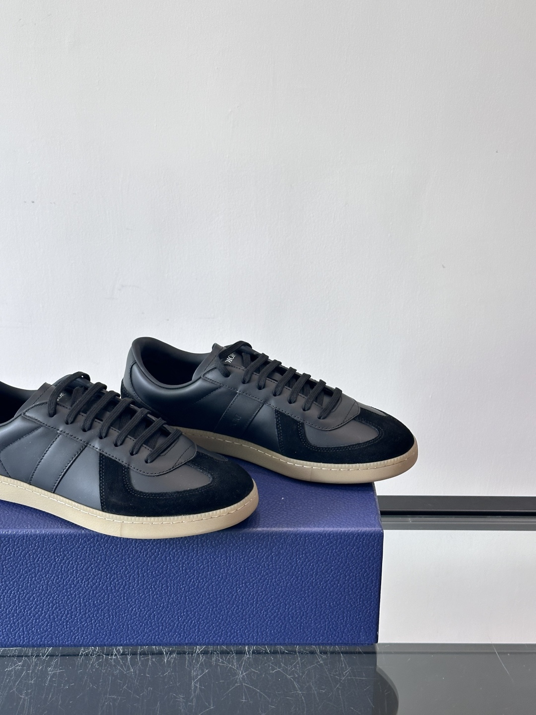 ◾️▫️D～r 🆕新款 B01 运动鞋是D家经典单品，鞋面采用原版牛皮绒面革以及由 Daniel Ars