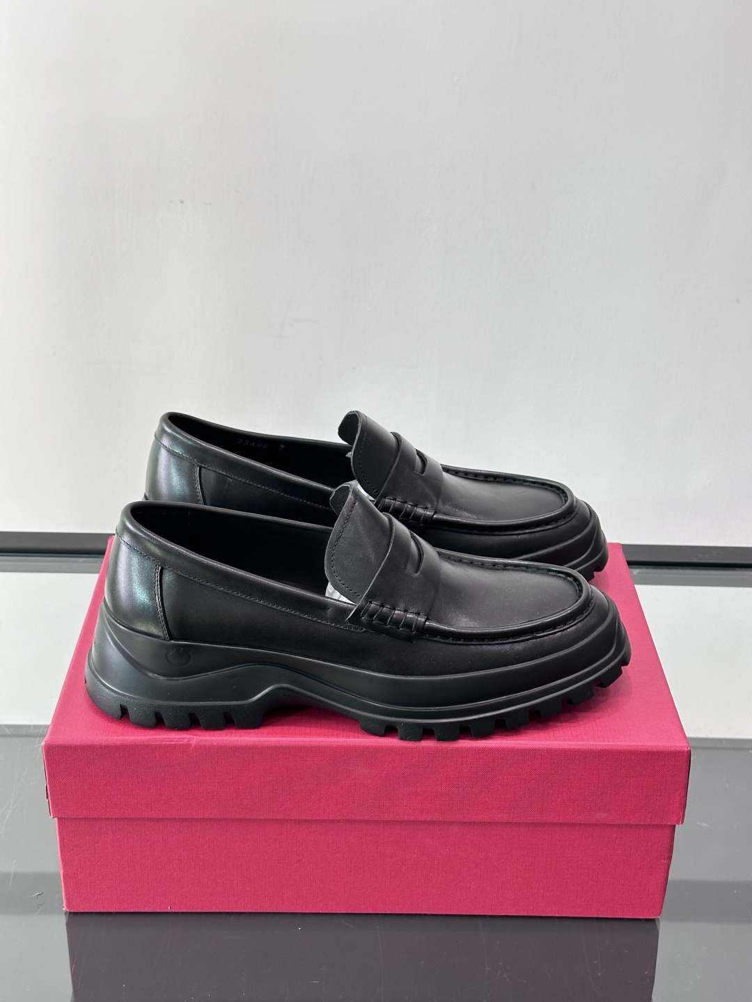 NO:552924,F High-end men's formal shoes and casual leather shoes, a must-have for gentlemen and stylish men. First-layer cowhide upper. You can see the leather texture at a glance. Breathable calfskin lining, rubber non-slip outsole, fine details!  Size39-44 (customized at 38.45.46), Ferragamo leather shoes, ferragamo, cowhide19860909F高端男士正装鞋休闲皮鞋,绅士臻享 型男必备 头层牛皮鞋面 皮质质感一览无余 小牛皮透气内里,橡胶防滑大底,细节精工细作！ Size39-44（38.45.46定制）,菲拉格慕 皮鞋,ferragamo,cowhide,Men's shoes