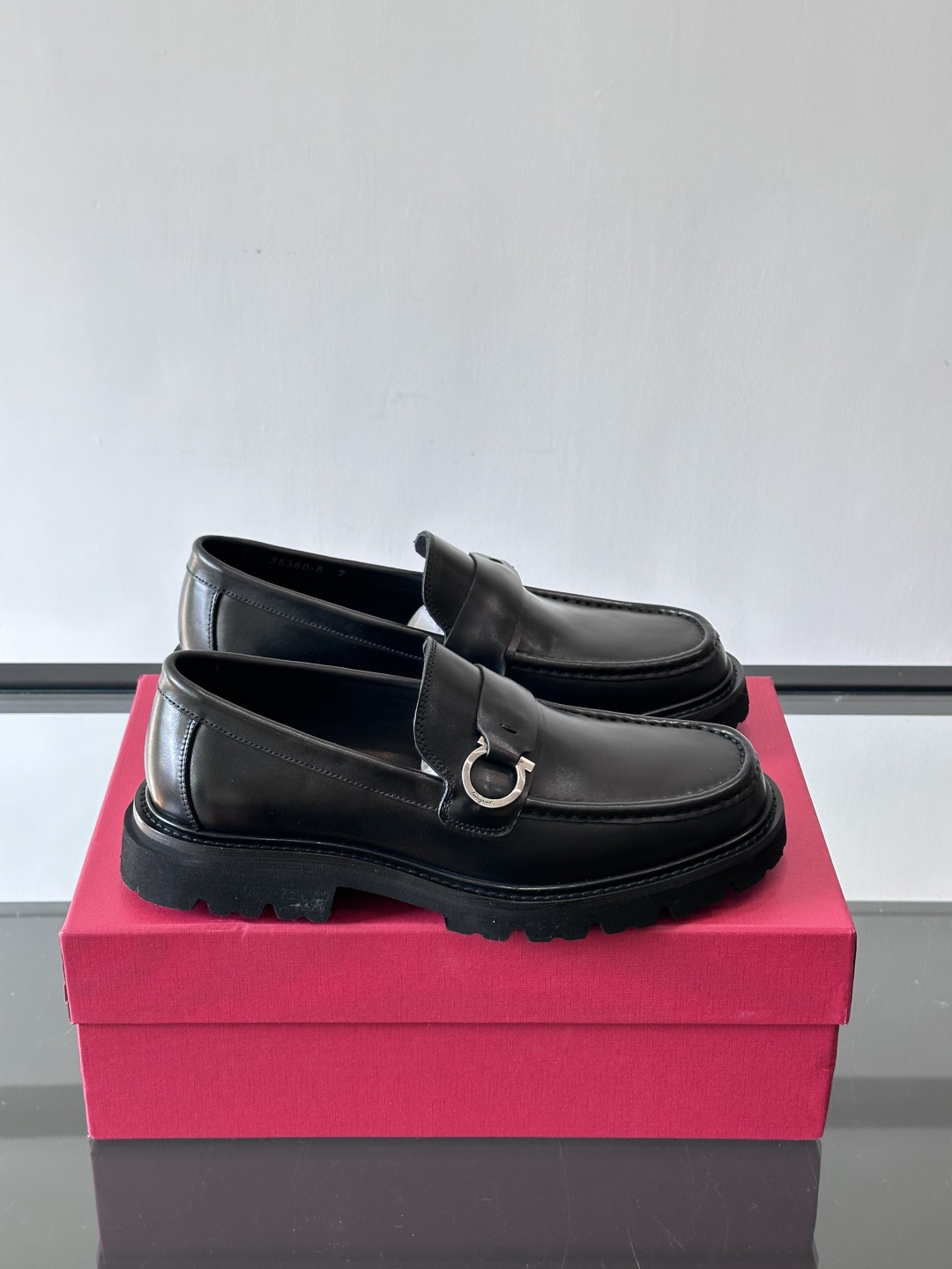 NO:557997,F High-end men's formal shoes and casual leather shoes, a must-have for gentlemen and stylish men. First-layer cowhide upper. You can see the leather texture at a glance. Breathable calfskin lining, rubber non-slip outsole, fine details!  Size39-44 (38.45.46 customized),,cowhide19860909F高端男士正装鞋休闲皮鞋,绅士臻享 型男必备 头层牛皮鞋面 皮质质感一览无余 小牛皮透气内里,橡胶防滑大底,细节精工细作！ Size39-44（38.45.46定制）,,cowhide,Men's shoes