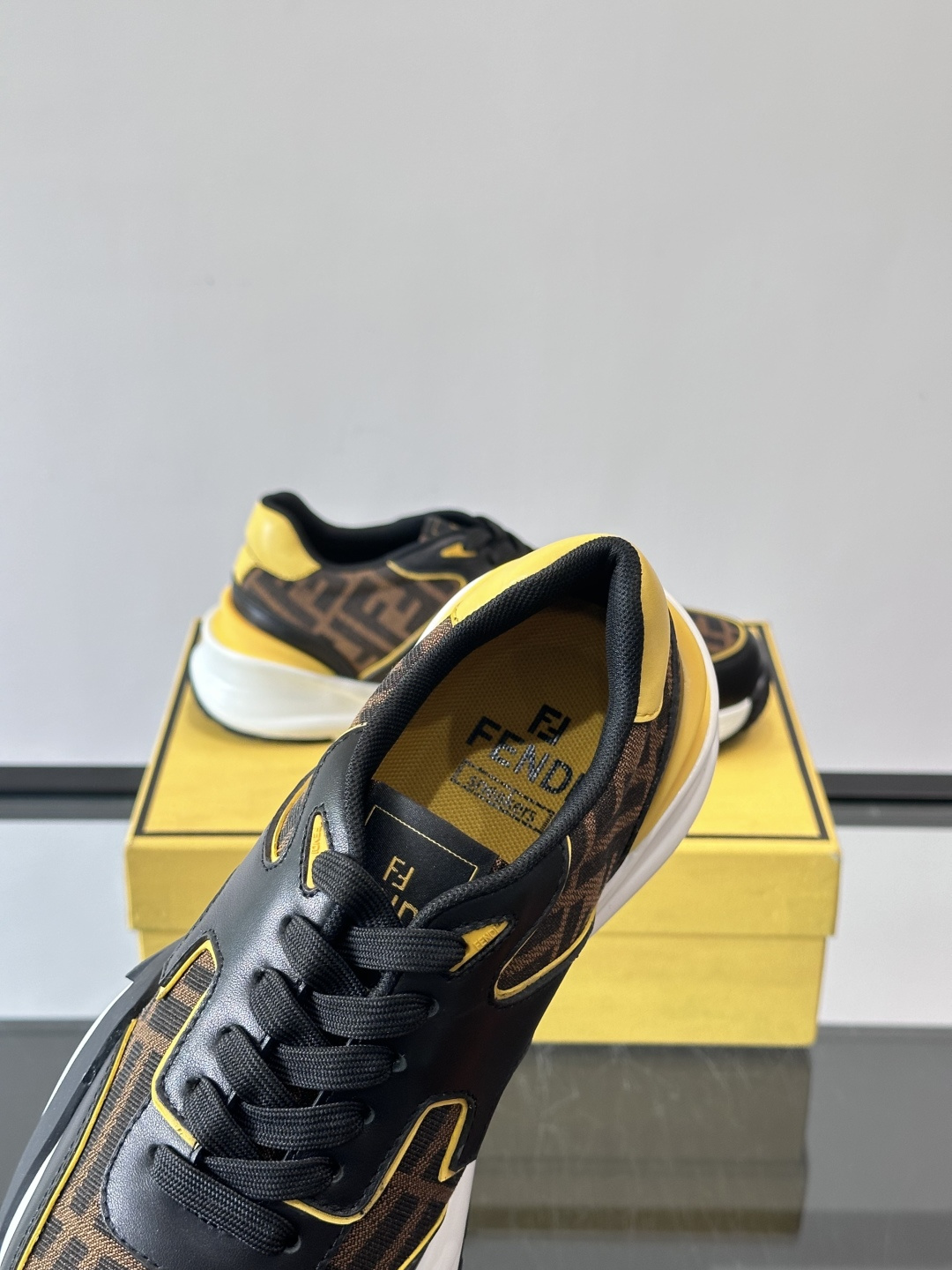 Fend*🆕Flow 男士休闲运动鞋，搭配松紧带、侧拉链，刻有F的波纹鞋底。鞋跟饰有凸纹Fendi Fl