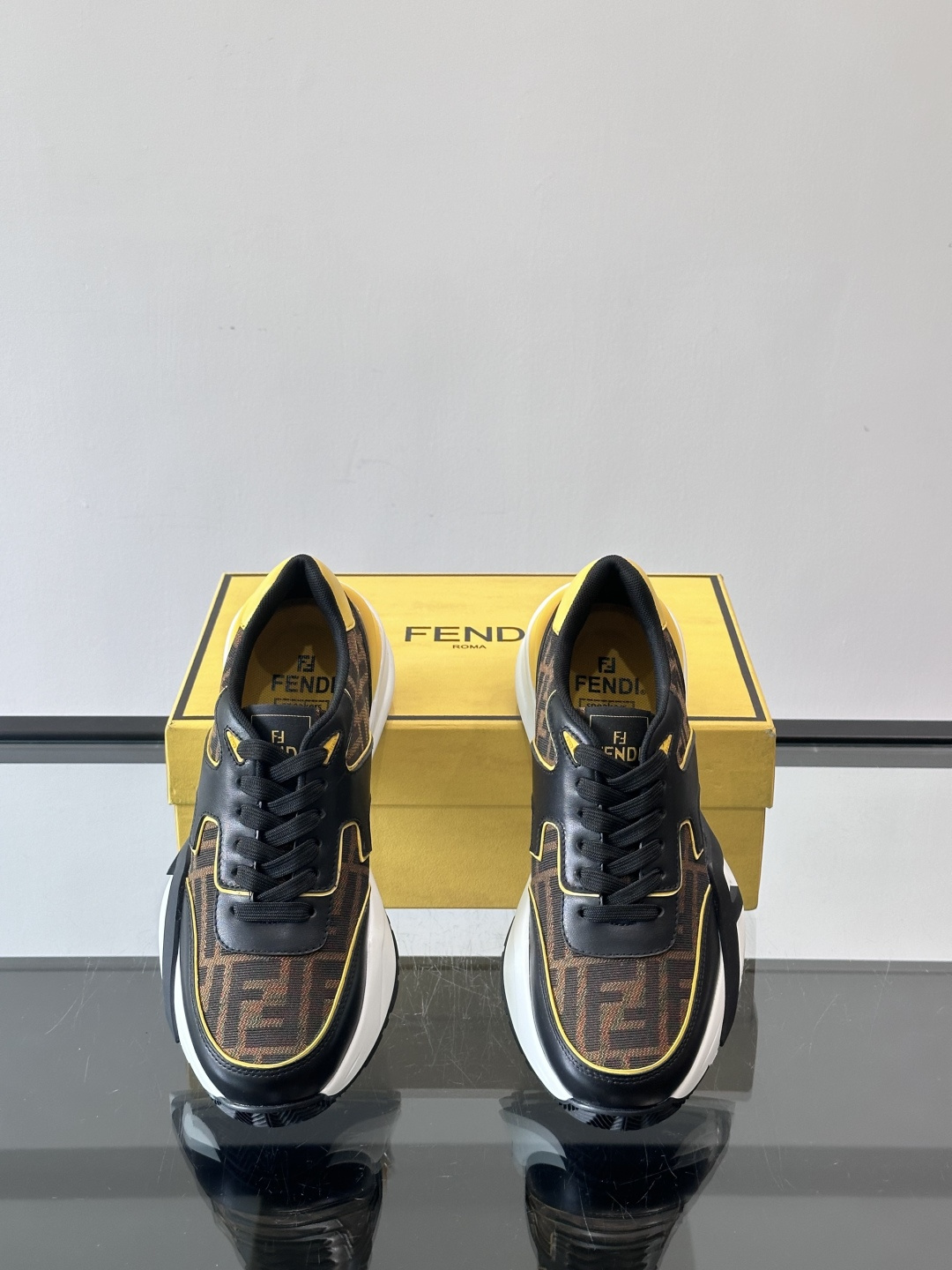 Fend*🆕Flow 男士休闲运动鞋，搭配松紧带、侧拉链，刻有F的波纹鞋底。鞋跟饰有凸纹Fendi Fl