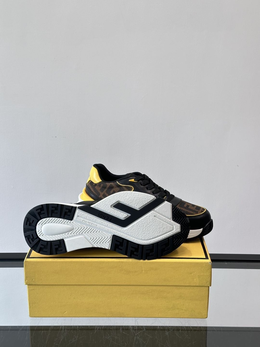 Fend*🆕Flow 男士休闲运动鞋，搭配松紧带、侧拉链，刻有F的波纹鞋底。鞋跟饰有凸纹Fendi Fl