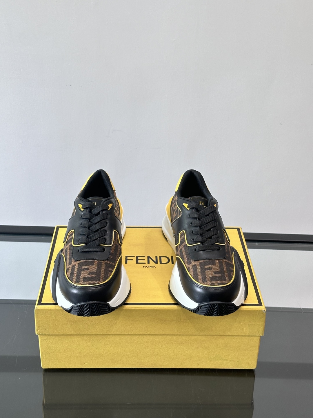 Fend*🆕Flow 男士休闲运动鞋，搭配松紧带、侧拉链，刻有F的波纹鞋底。鞋跟饰有凸纹Fendi Fl