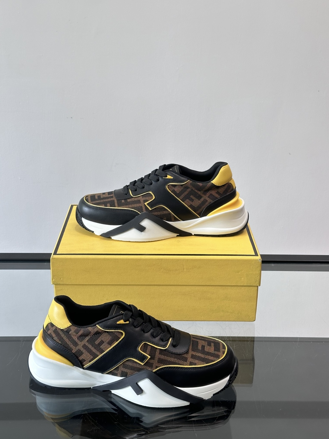 Fend*🆕Flow 男士休闲运动鞋，搭配松紧带、侧拉链，刻有F的波纹鞋底。鞋跟饰有凸纹Fendi Fl