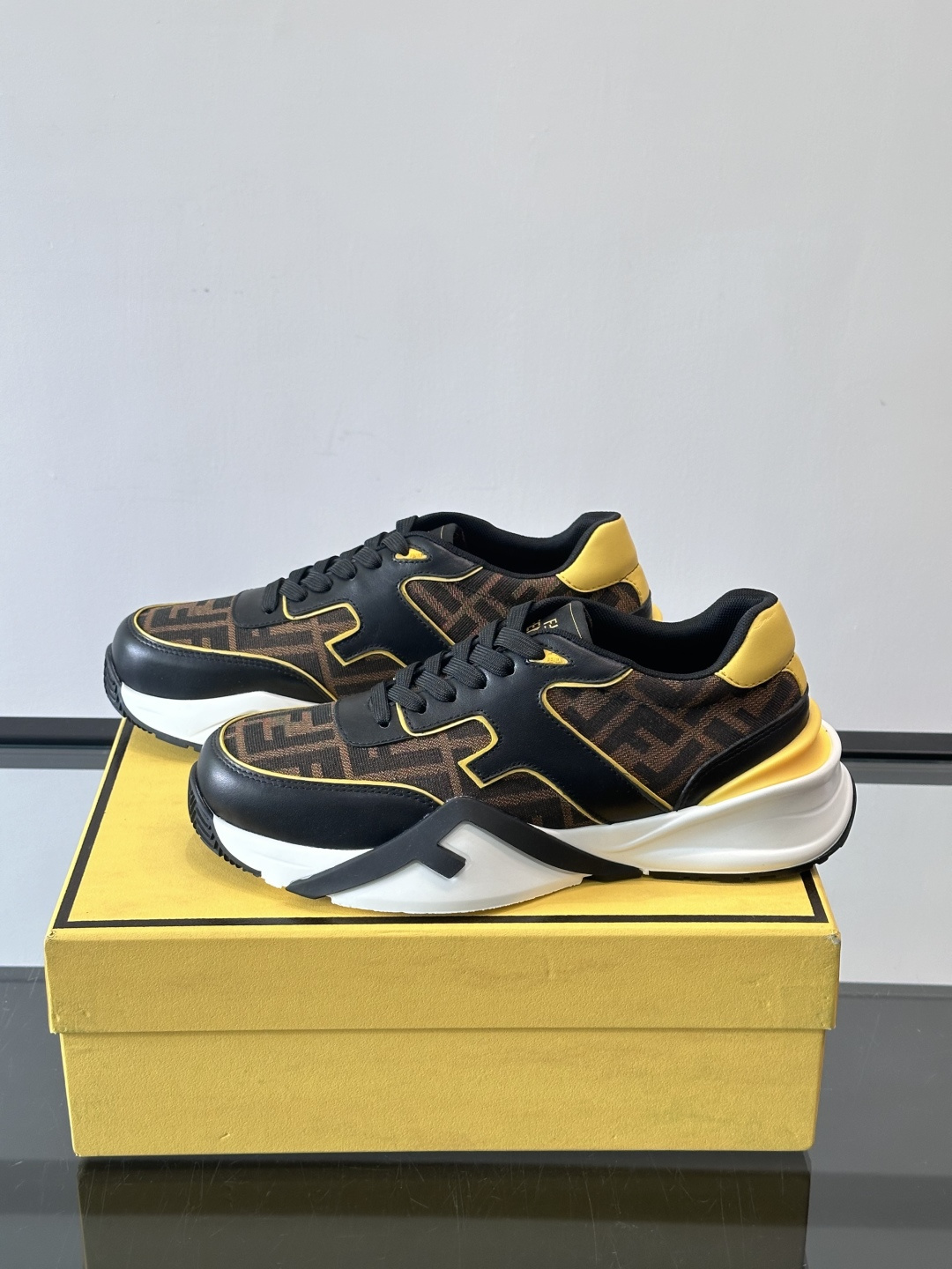 Fend*🆕Flow 男士休闲运动鞋，搭配松紧带、侧拉链，刻有F的波纹鞋底。鞋跟饰有凸纹Fendi Fl