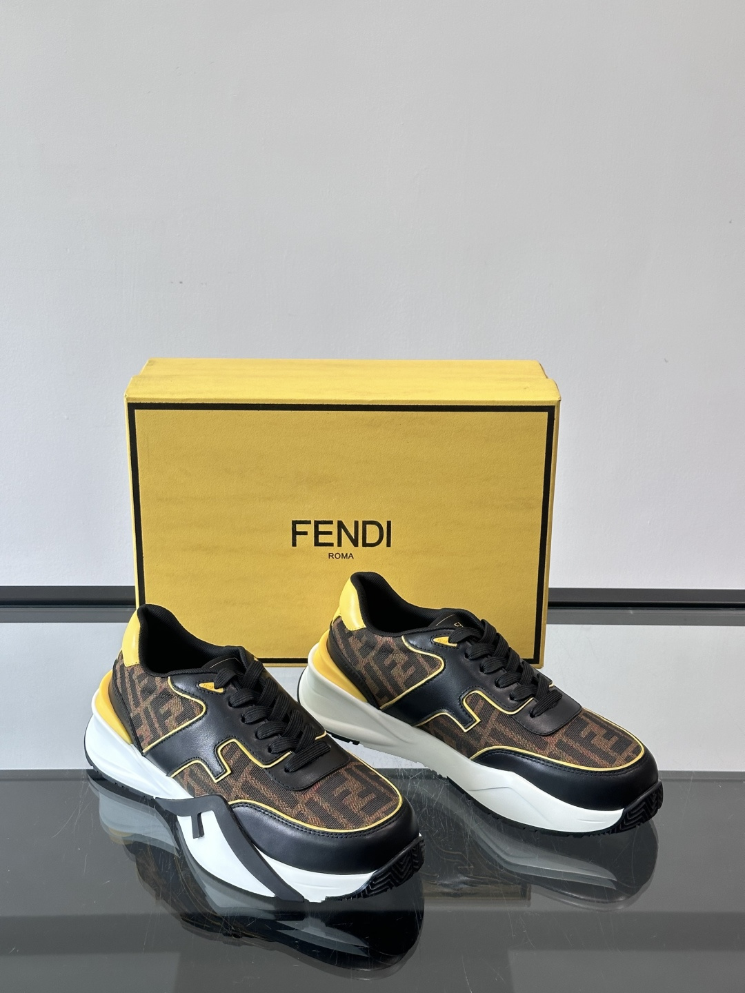 Fend*🆕Flow 男士休闲运动鞋，搭配松紧带、侧拉链，刻有F的波纹鞋底。鞋跟饰有凸纹Fendi Fl