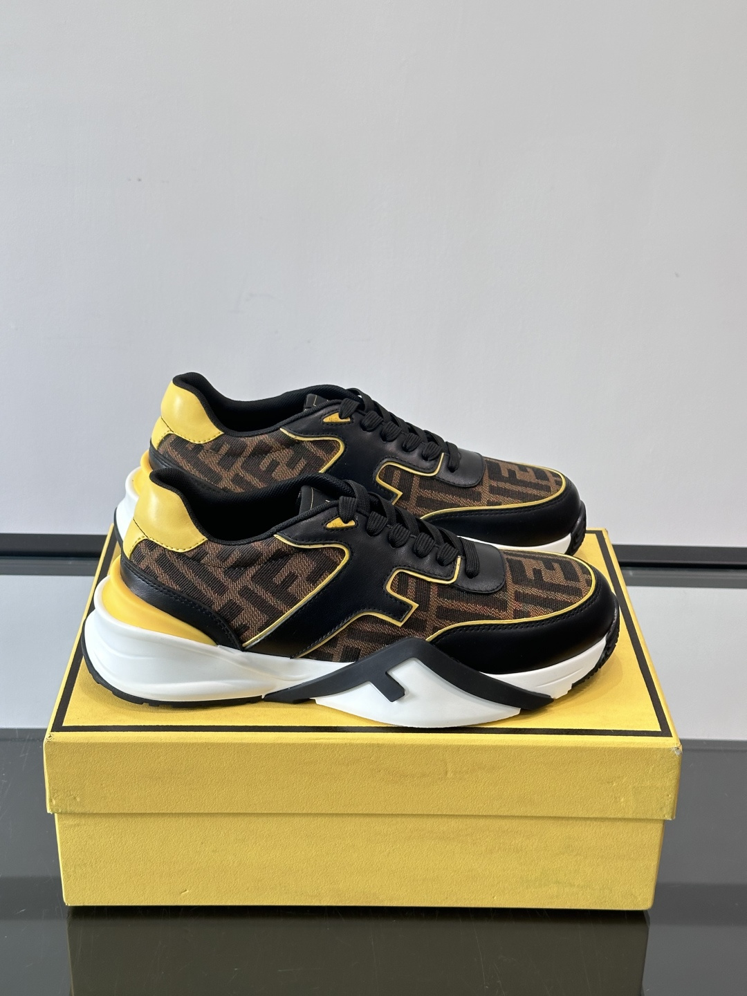 Fend*🆕Flow 男士休闲运动鞋，搭配松紧带、侧拉链，刻有F的波纹鞋底。鞋跟饰有凸纹Fendi Fl