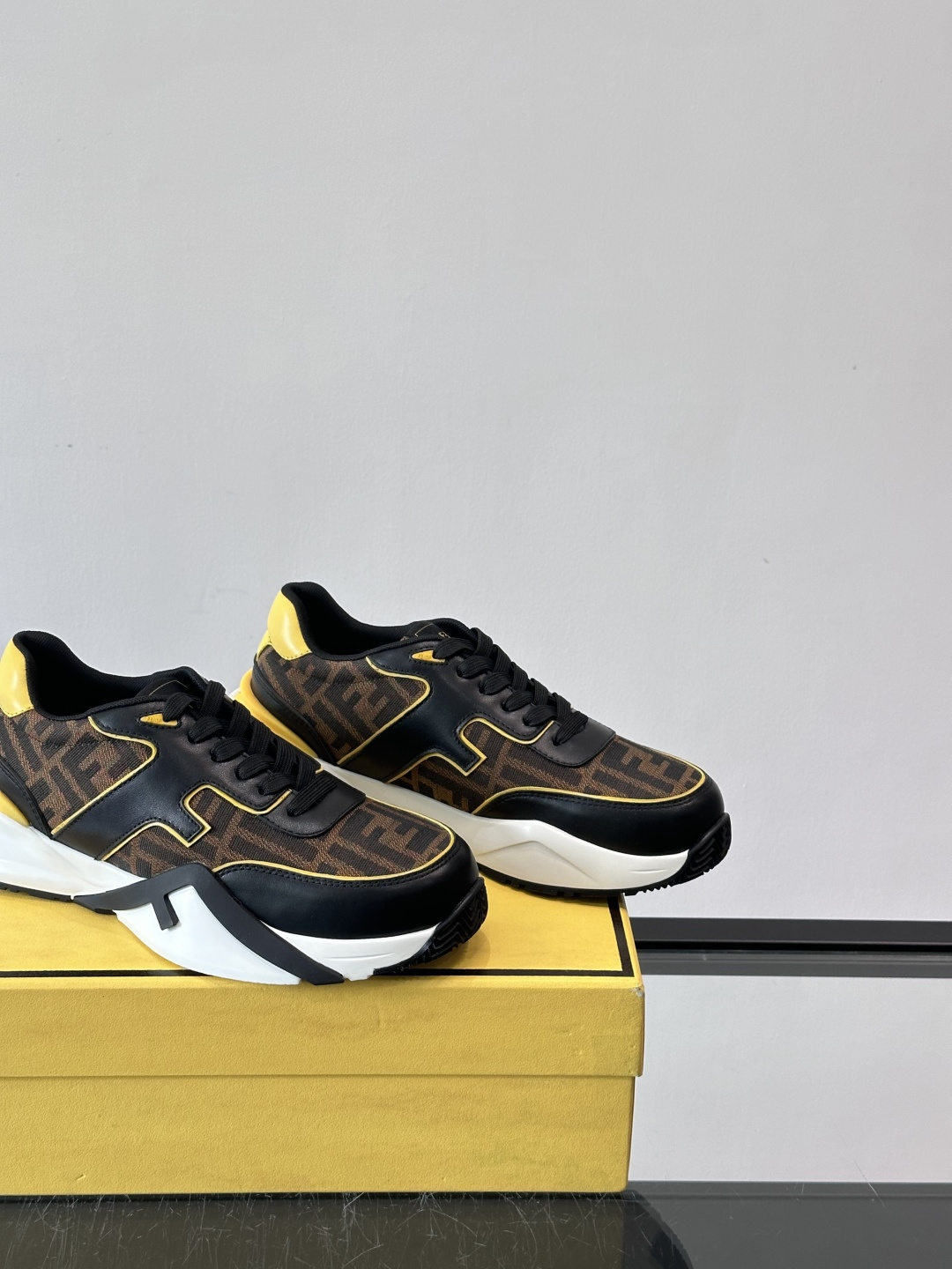 Fend*🆕Flow 男士休闲运动鞋，搭配松紧带、侧拉链，刻有F的波纹鞋底。鞋跟饰有凸纹Fendi Fl