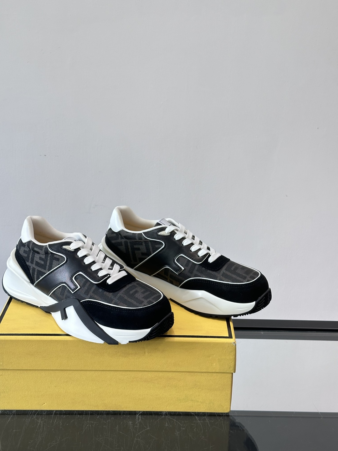 Fend*🆕Flow 男士休闲运动鞋，搭配松紧带、侧拉链，刻有F的波纹鞋底。鞋跟饰有凸纹Fendi Fl