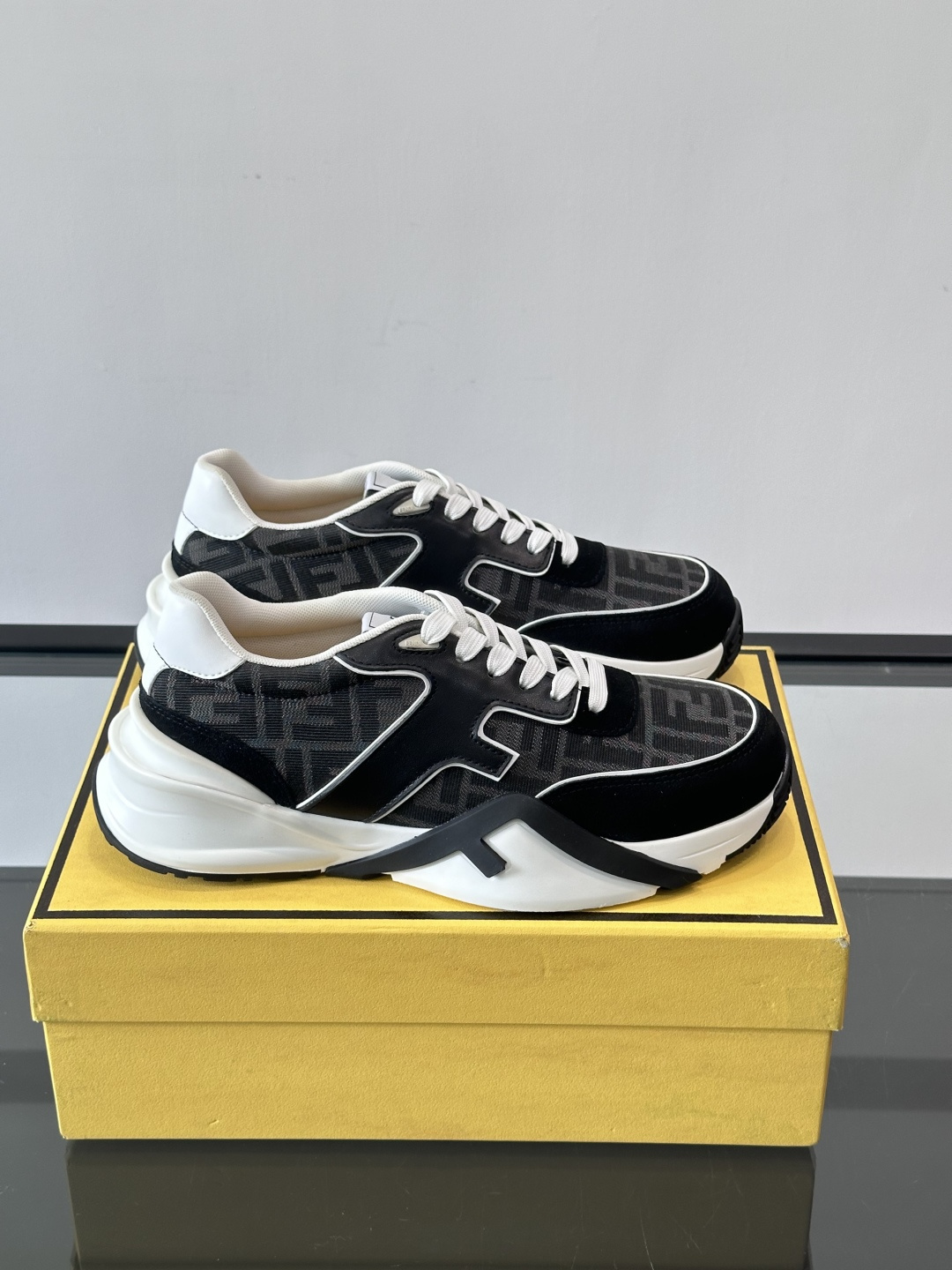 Fend*🆕Flow 男士休闲运动鞋，搭配松紧带、侧拉链，刻有F的波纹鞋底。鞋跟饰有凸纹Fendi Fl