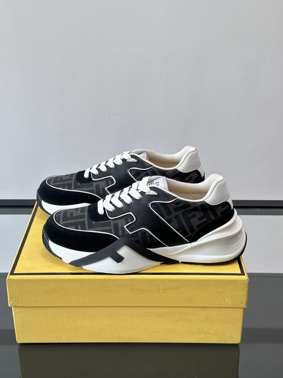 Fend*🆕Flow 男士休闲运动鞋，搭配松紧带、侧拉链，刻有F的波纹鞋底。鞋跟饰有凸纹Fendi Fl