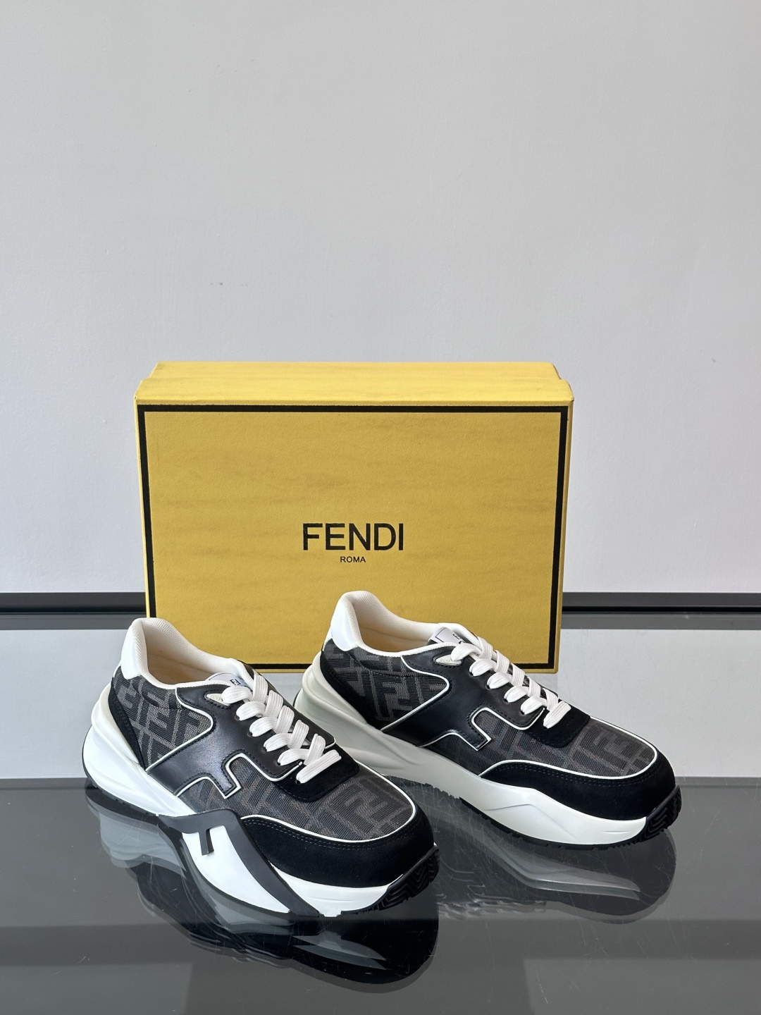 Fend*🆕Flow 男士休闲运动鞋，搭配松紧带、侧拉链，刻有F的波纹鞋底。鞋跟饰有凸纹Fendi Fl