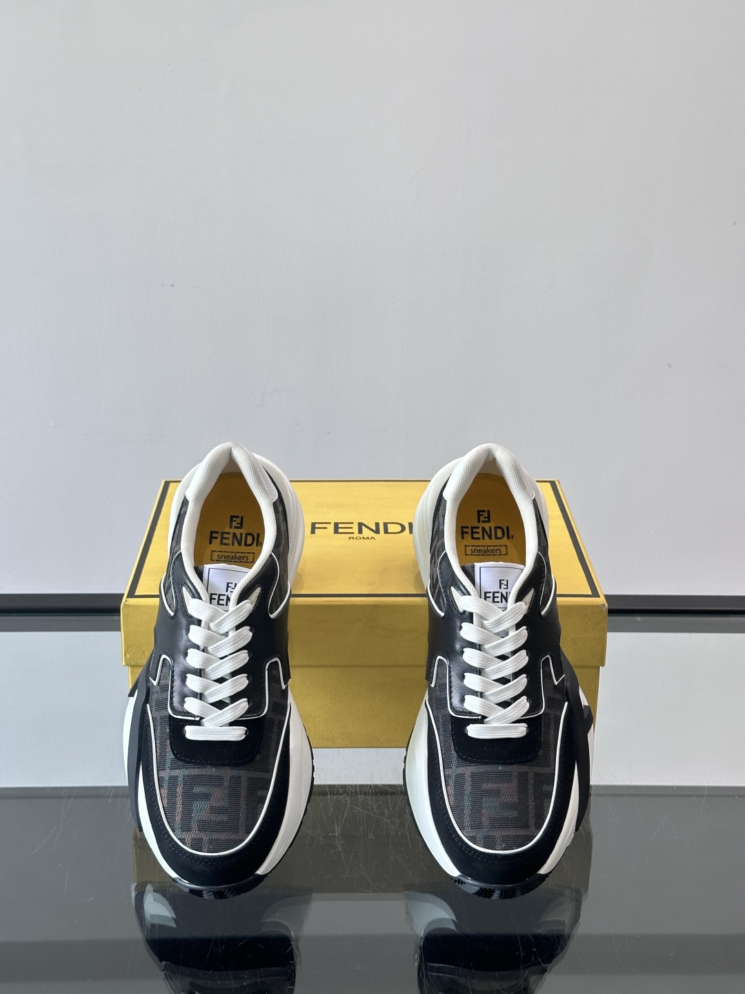 Fend*🆕Flow 男士休闲运动鞋，搭配松紧带、侧拉链，刻有F的波纹鞋底。鞋跟饰有凸纹Fendi Fl