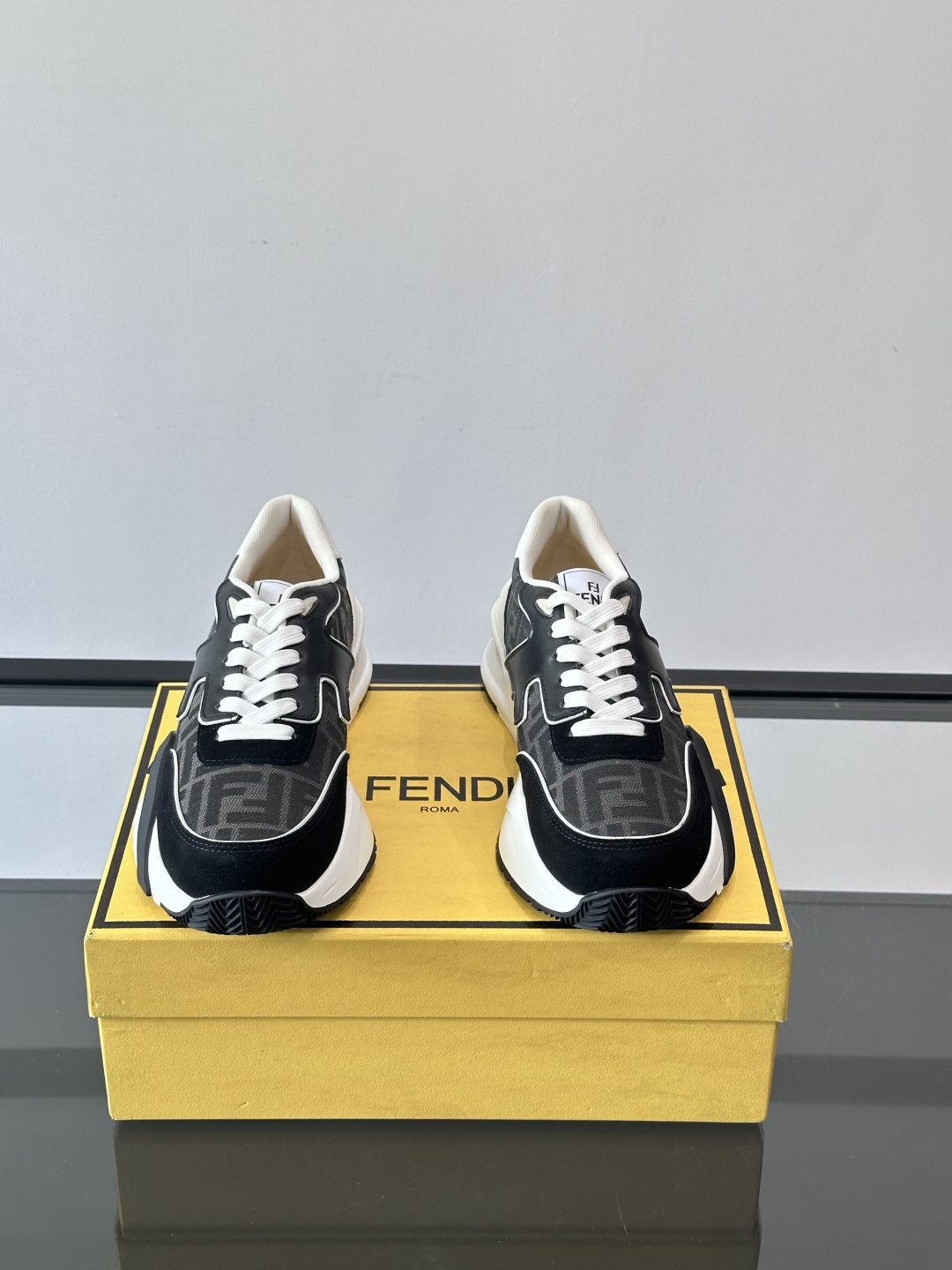 Fend*🆕Flow 男士休闲运动鞋，搭配松紧带、侧拉链，刻有F的波纹鞋底。鞋跟饰有凸纹Fendi Fl