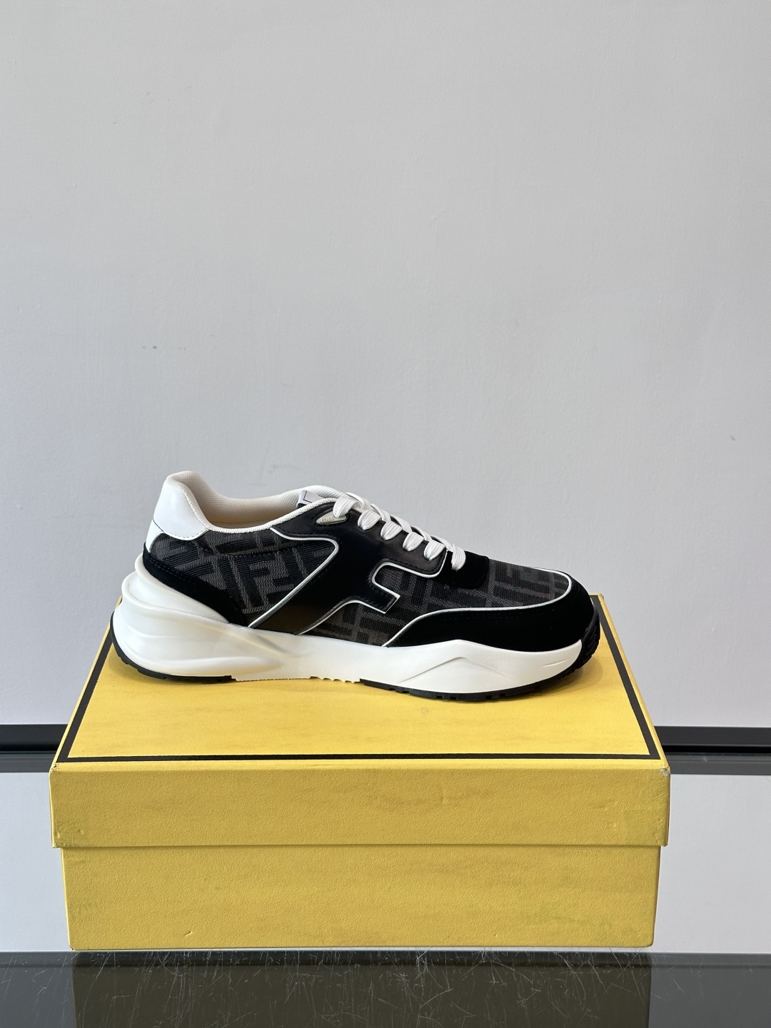 Fend*🆕Flow 男士休闲运动鞋，搭配松紧带、侧拉链，刻有F的波纹鞋底。鞋跟饰有凸纹Fendi Fl