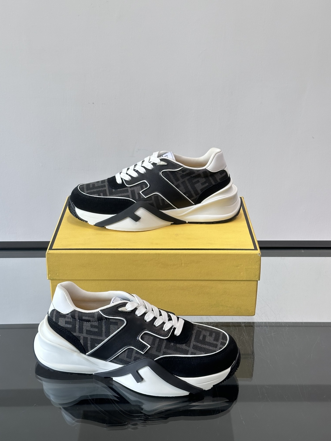 Fend*🆕Flow 男士休闲运动鞋，搭配松紧带、侧拉链，刻有F的波纹鞋底。鞋跟饰有凸纹Fendi Fl