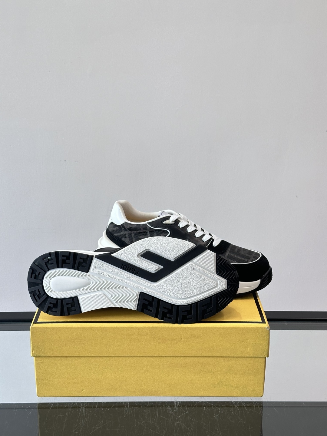 Fend*🆕Flow 男士休闲运动鞋，搭配松紧带、侧拉链，刻有F的波纹鞋底。鞋跟饰有凸纹Fendi Fl