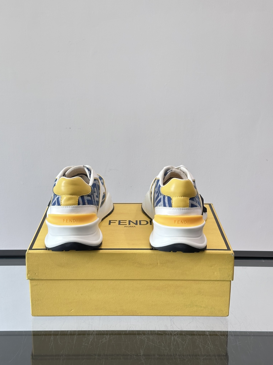 Fend*🆕Flow 男士休闲运动鞋，搭配松紧带、侧拉链，刻有F的波纹鞋底。鞋跟饰有凸纹Fendi Fl